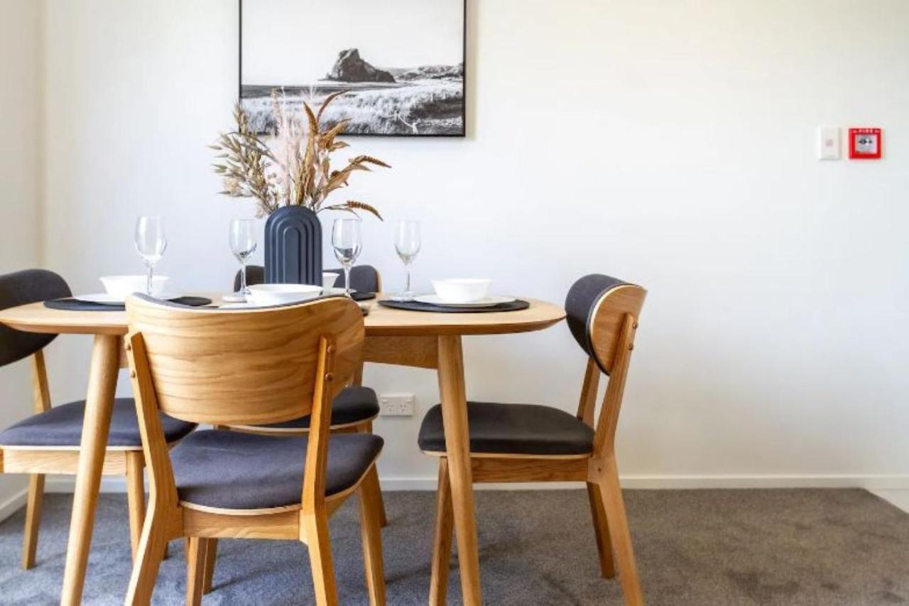 Serenity In The Centre: 2 Bed 2 Bath Apartment