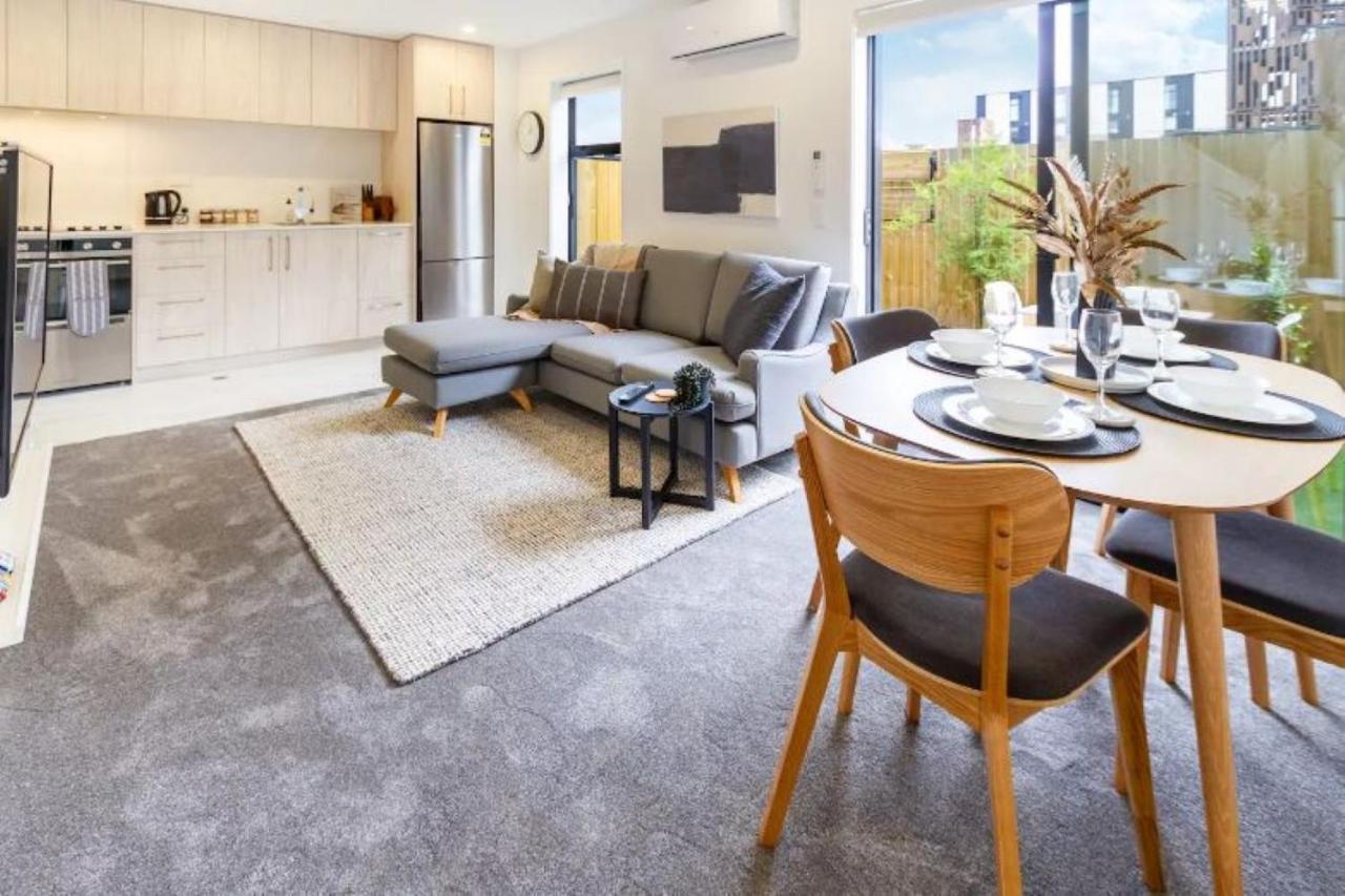 Serenity In The Centre: 2 Bed 2 Bath Apartment