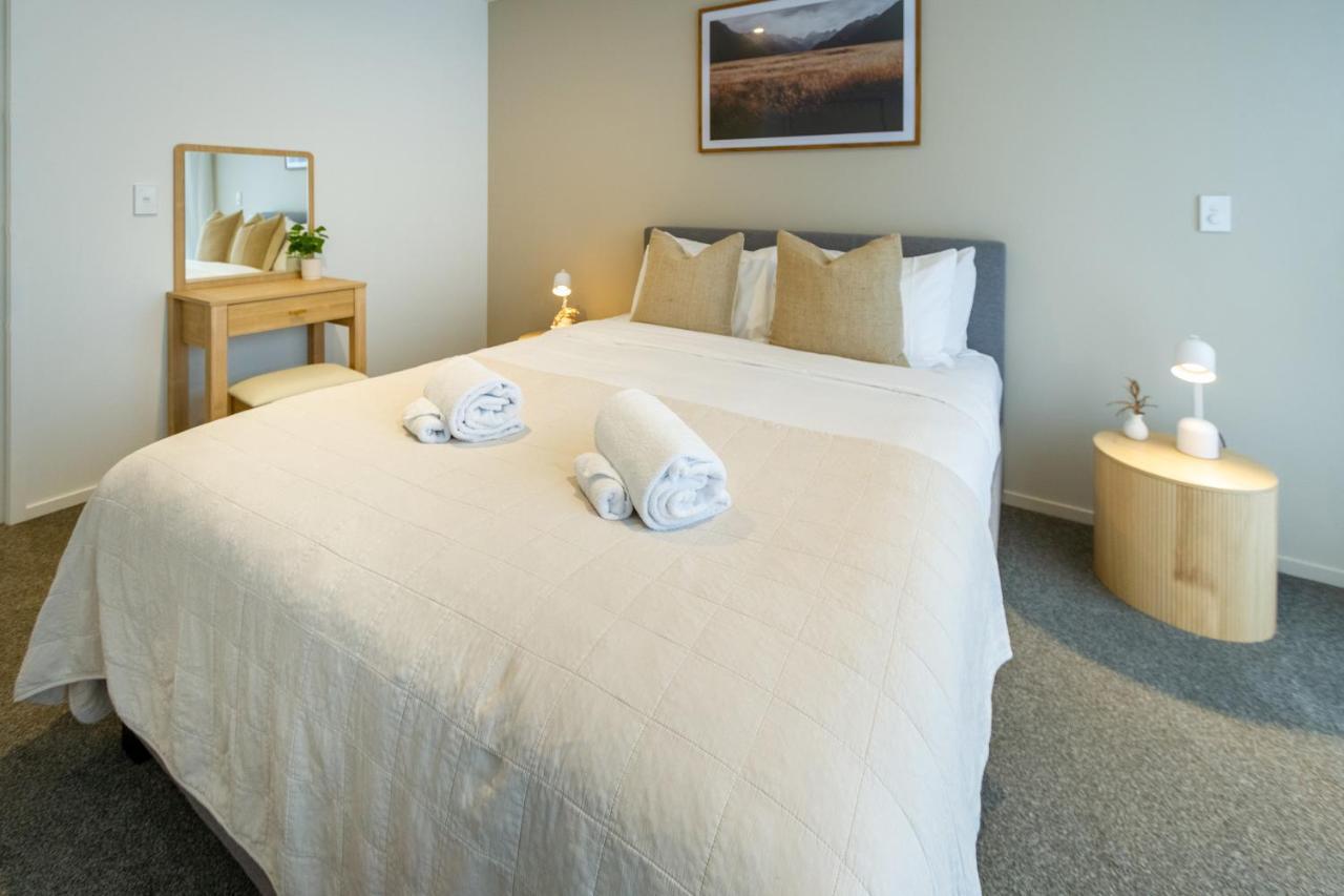In The Heart Of It All: 2 Bed Cbd Townhouse * Christchurch