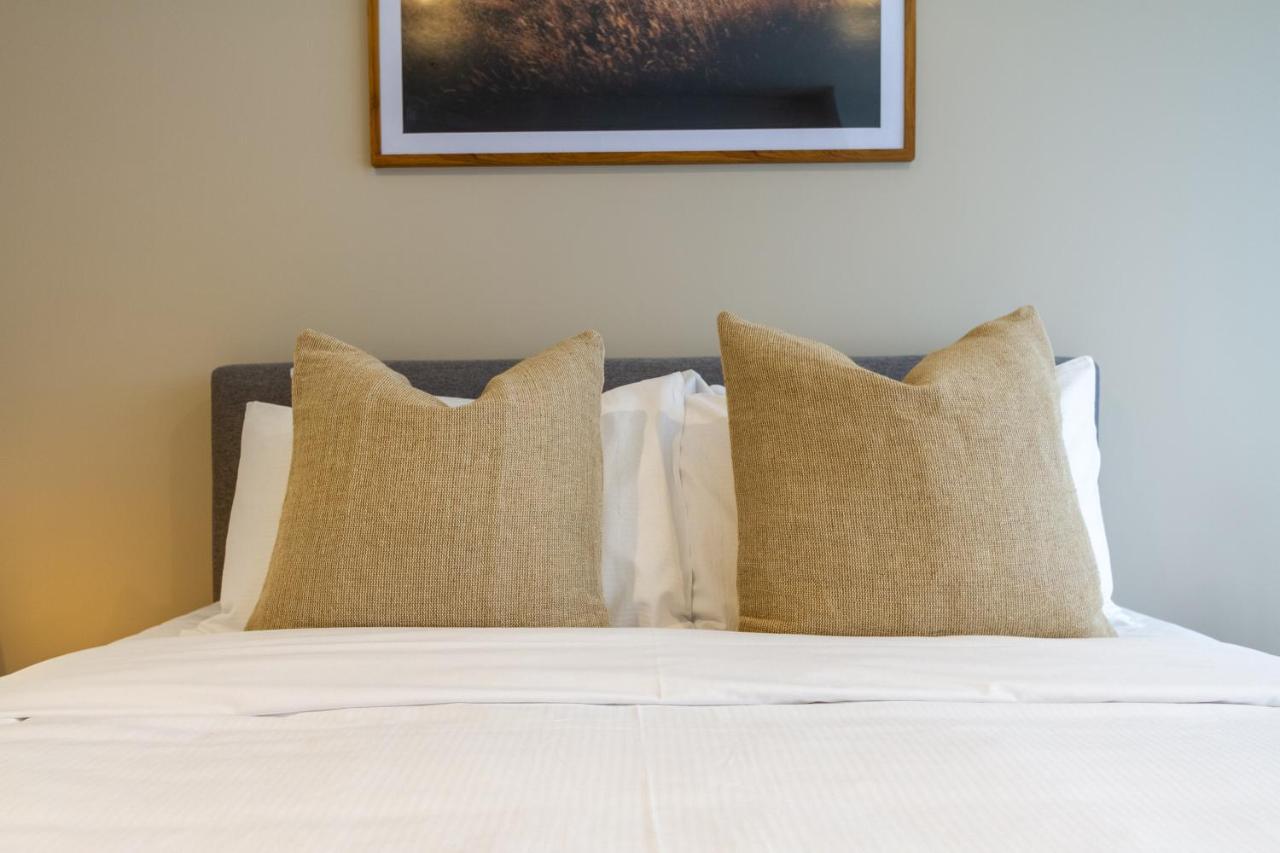 In The Heart Of It All: 2 Bed Cbd Townhouse Apartment *