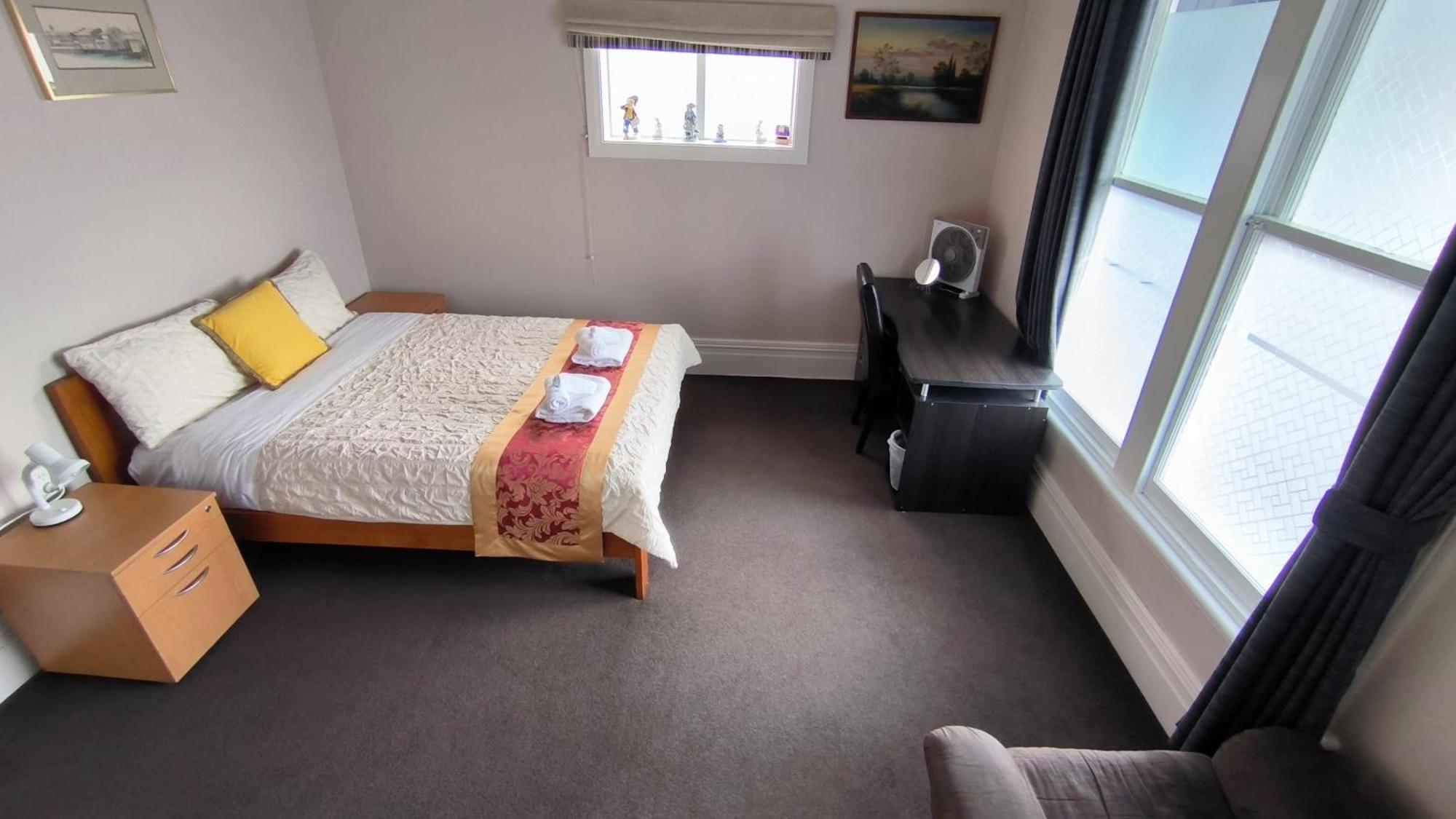 5 Large Bedroom Suitable For 10people Christchurch