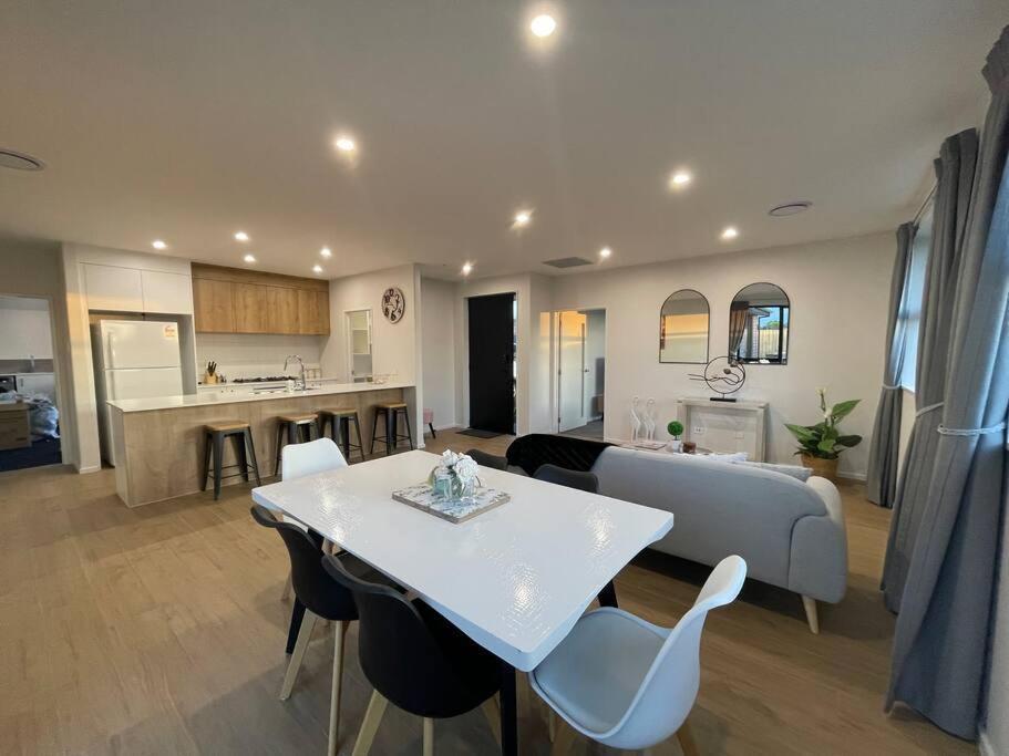 Luxury Brand New 4 Bedroom Family Retreat Holiday home Christchurch
