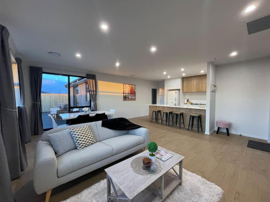 Luxury Brand New 4 Bedroom Family Retreat * Christchurch