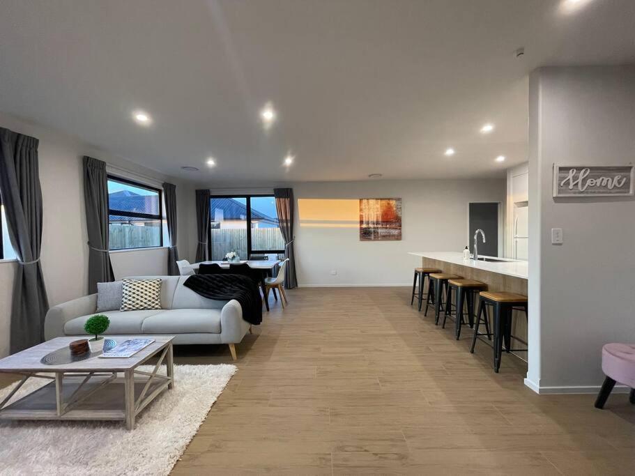 Luxury Brand New 4 Bedroom Family Retreat Holiday home