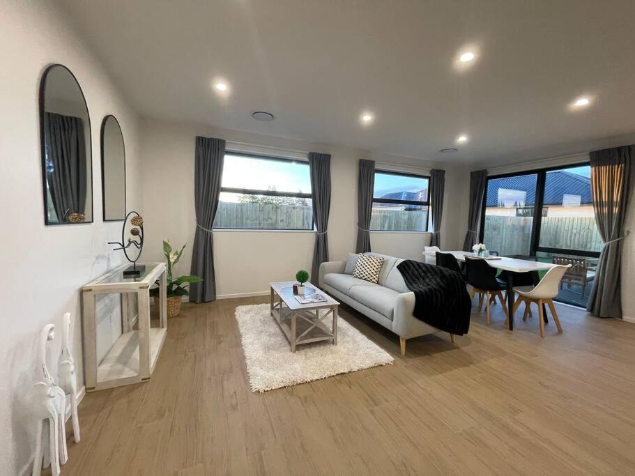 Holiday home Luxury Brand New 4 Bedroom Family Retreat Christchurch