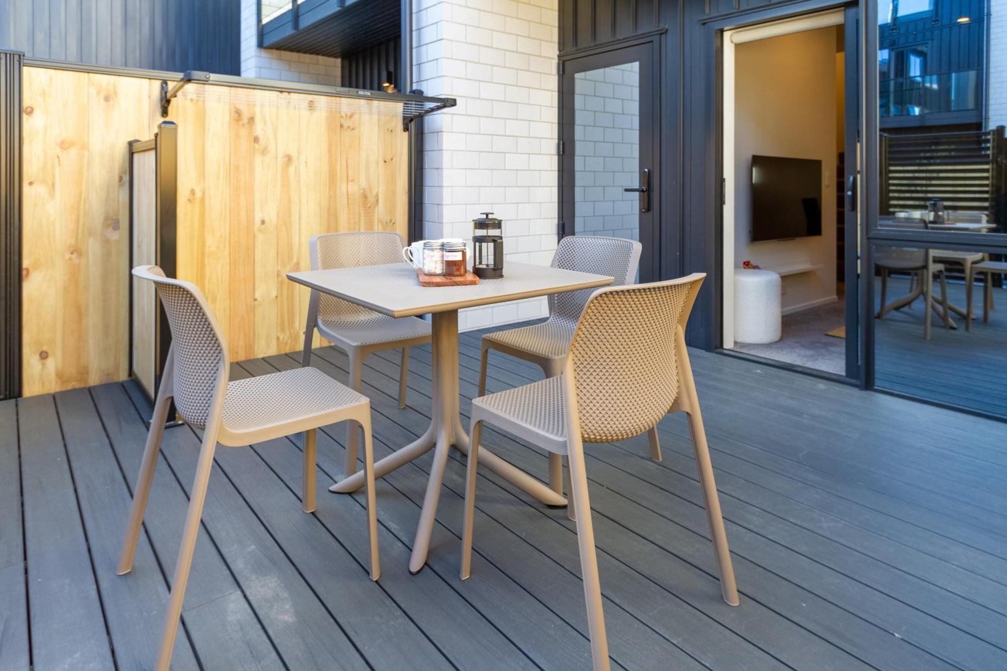 Apartment Executive Hideaway 5 Mins To Hagley Park Riverside 4 Beds 4 Bath *