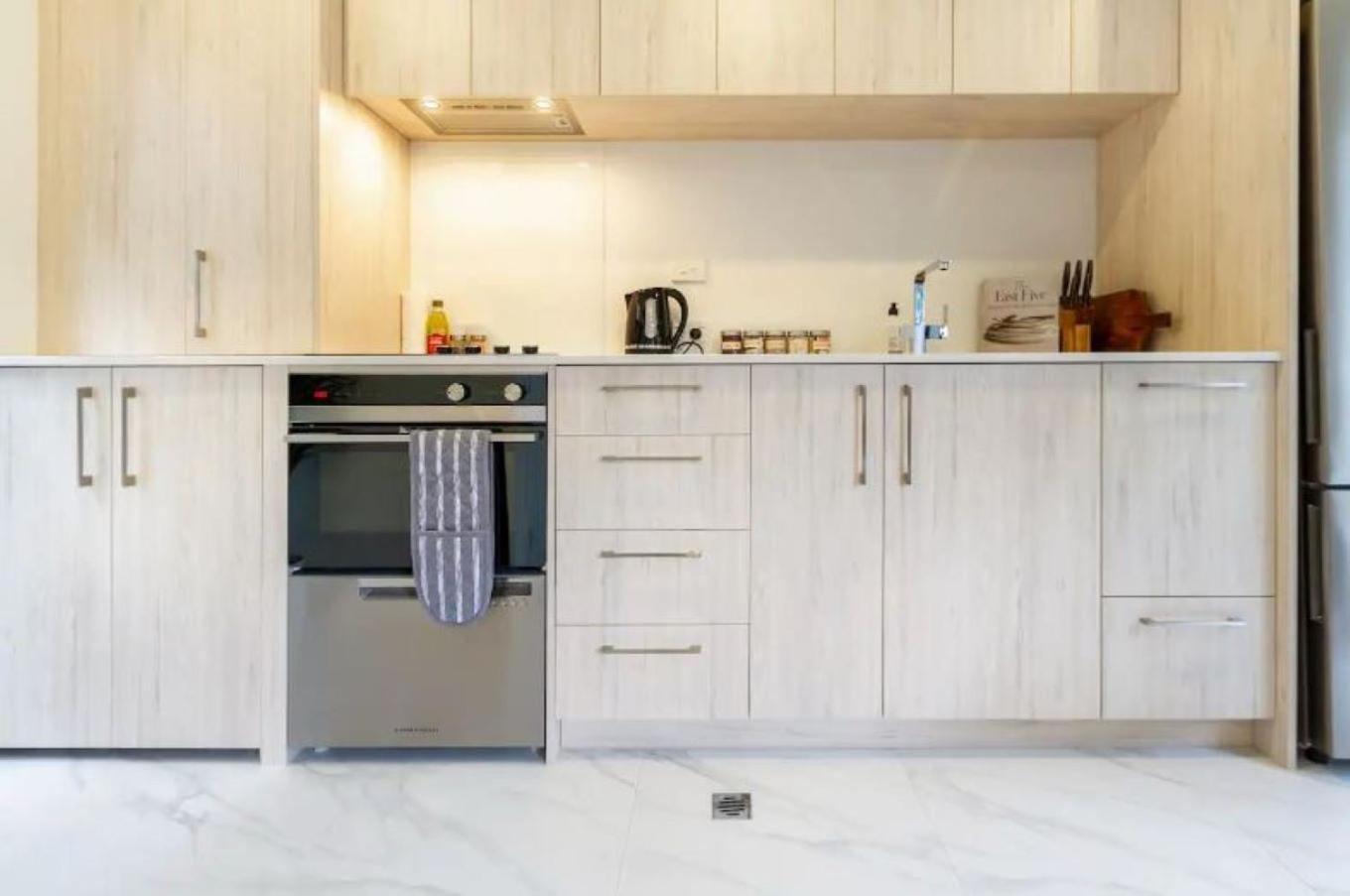 Serenity In The Centre: 2 Bed 2 Bath * Christchurch