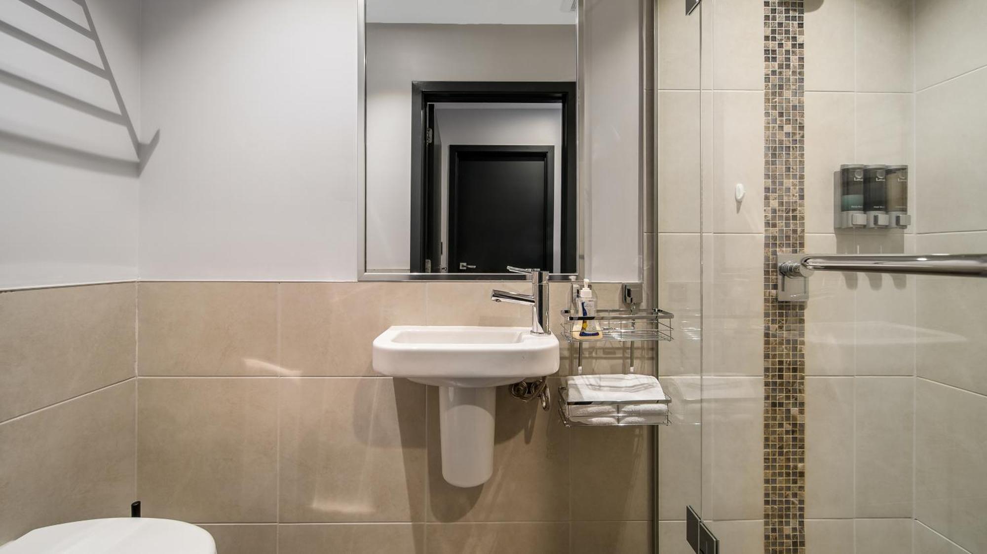 Cbd Loft Style With Free Valet Parking Apartment