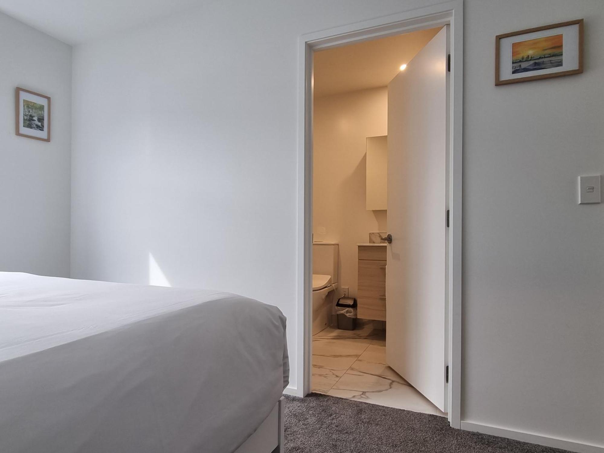 2brm 2bth Townhouse Free Carpark Apartment