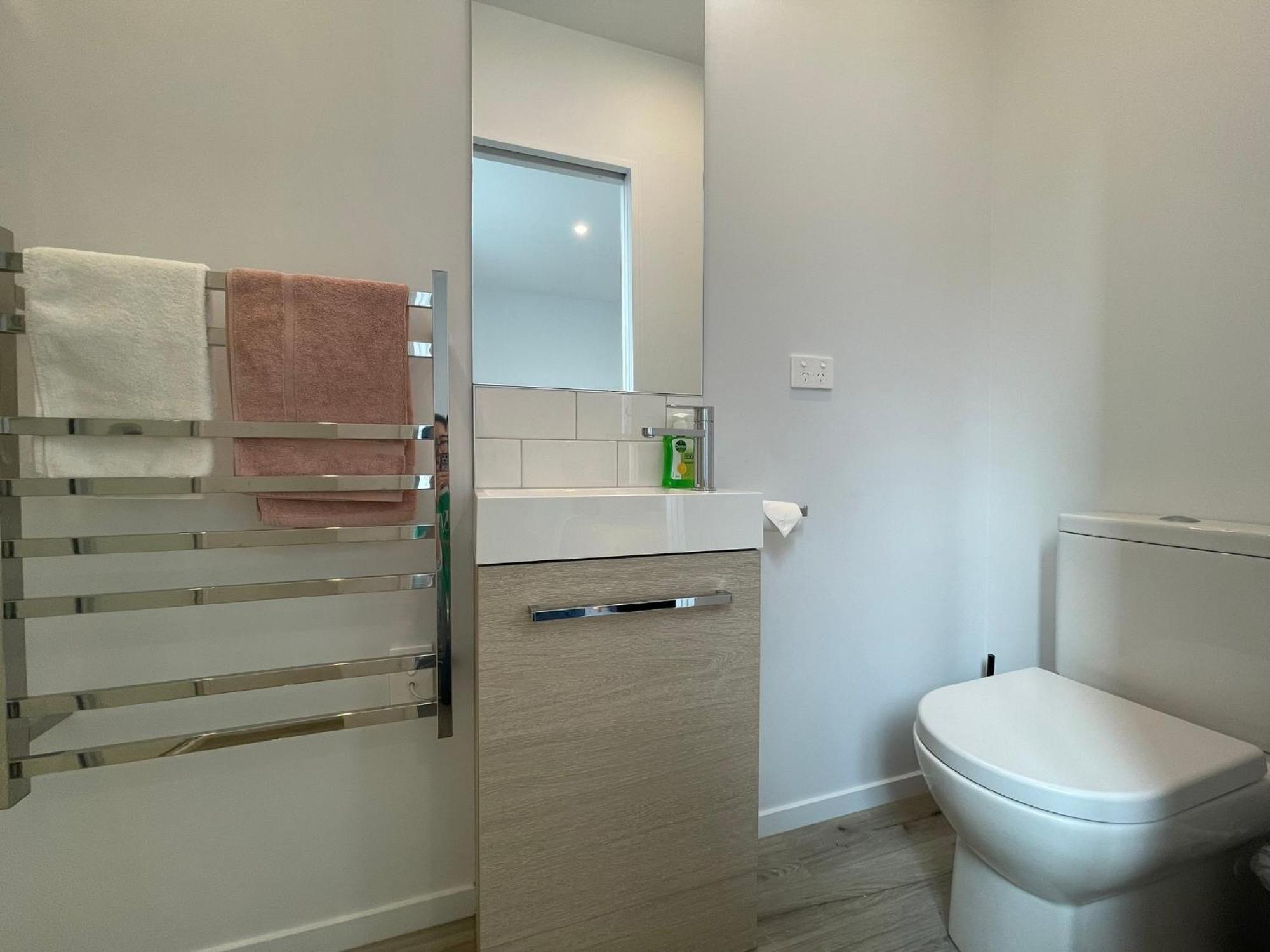 Convenience With Free Parking Apartment Christchurch