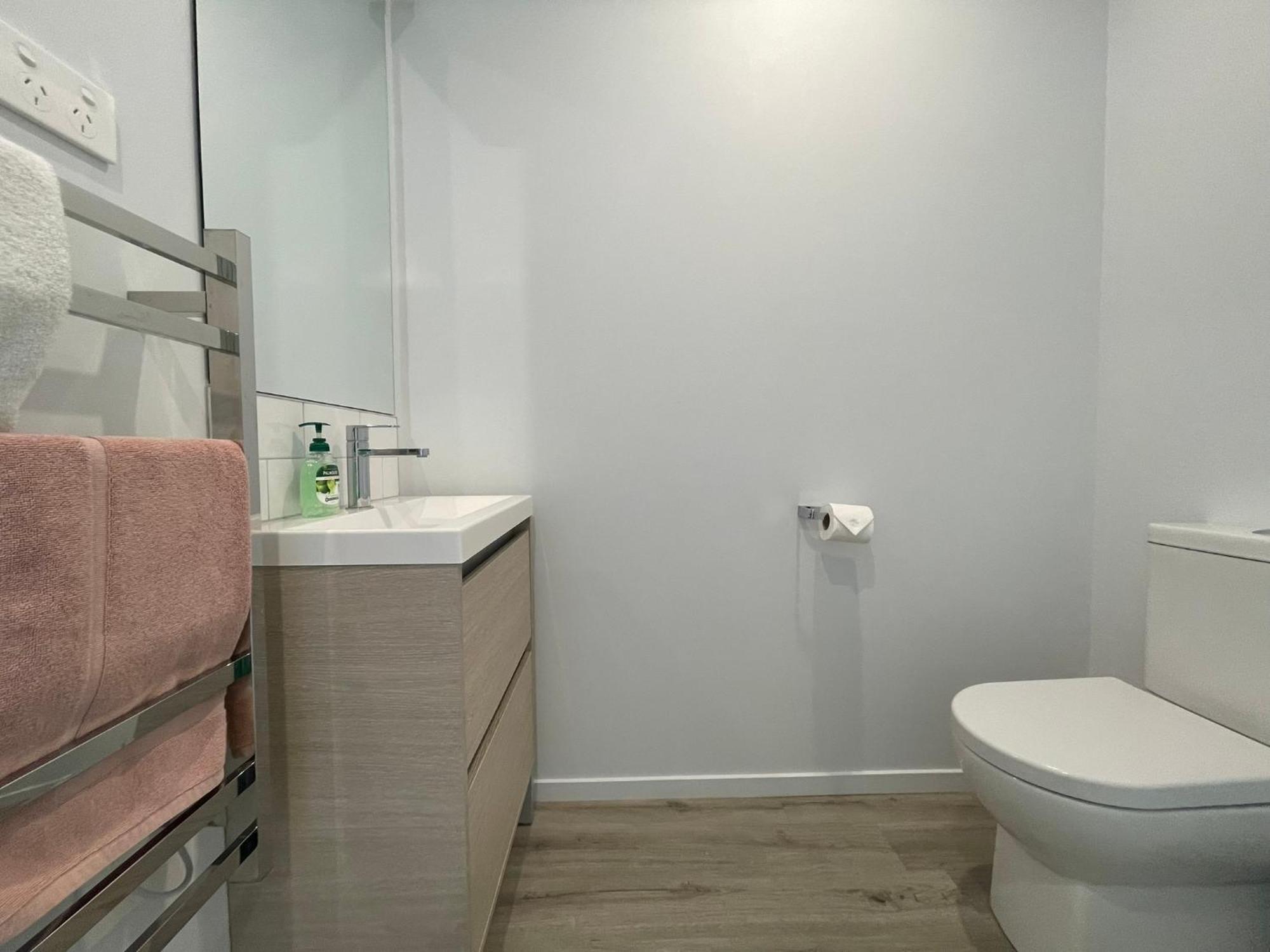 Convenience With Free Parking Apartment *