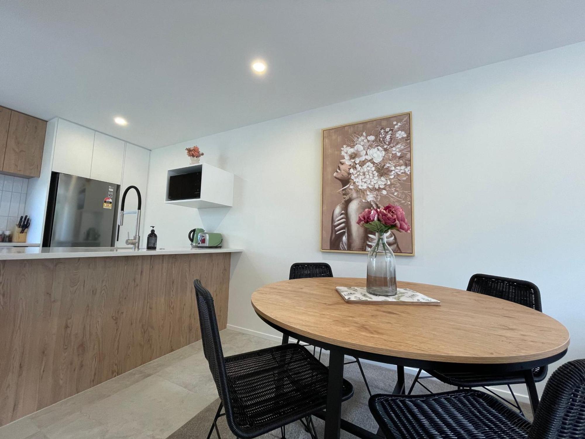 Luxury 2 Bedroom Townhouse Opposite Merivale Mall Apartment *