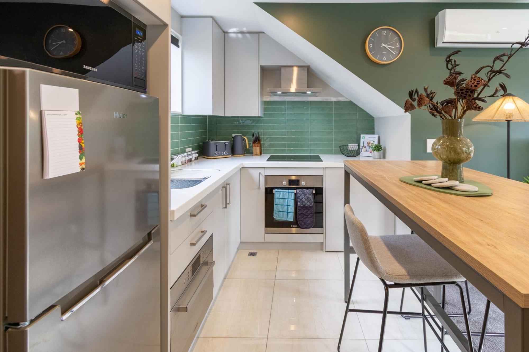 Latimer Square Luxe: 1br W/ Sofa Bed