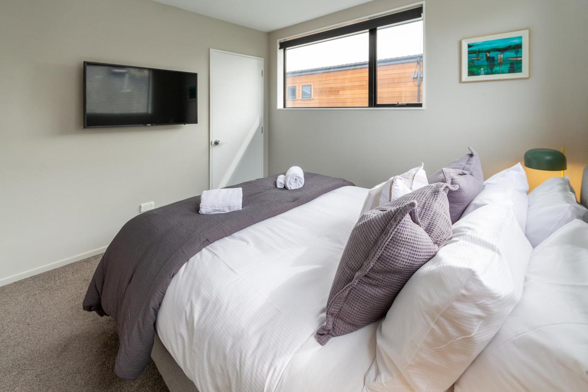 Latimer Square Luxe: 1br W/ Sofa Bed Apartment