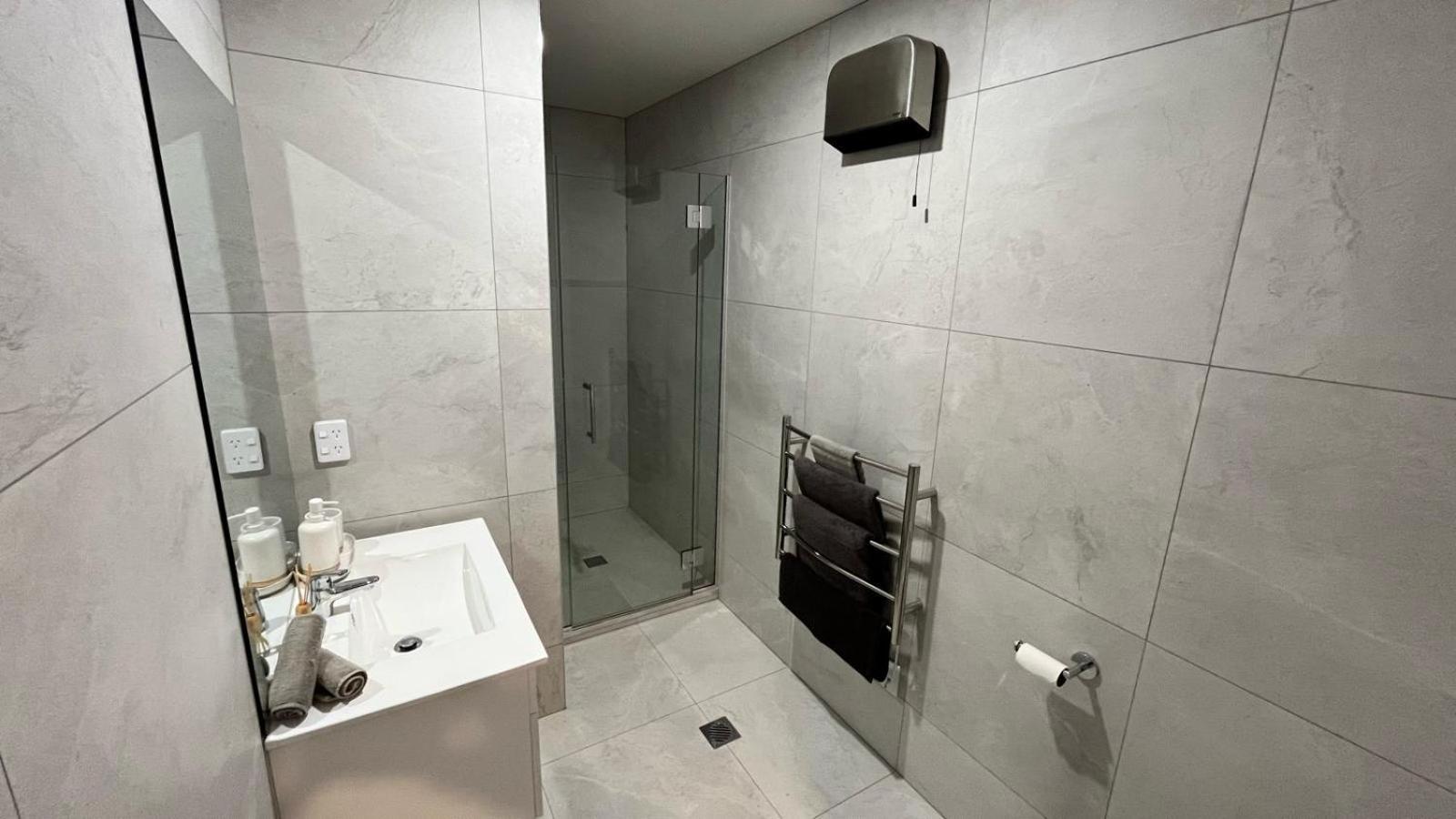 Cbd Luxury 2 Bedroom Retreat Holiday home *