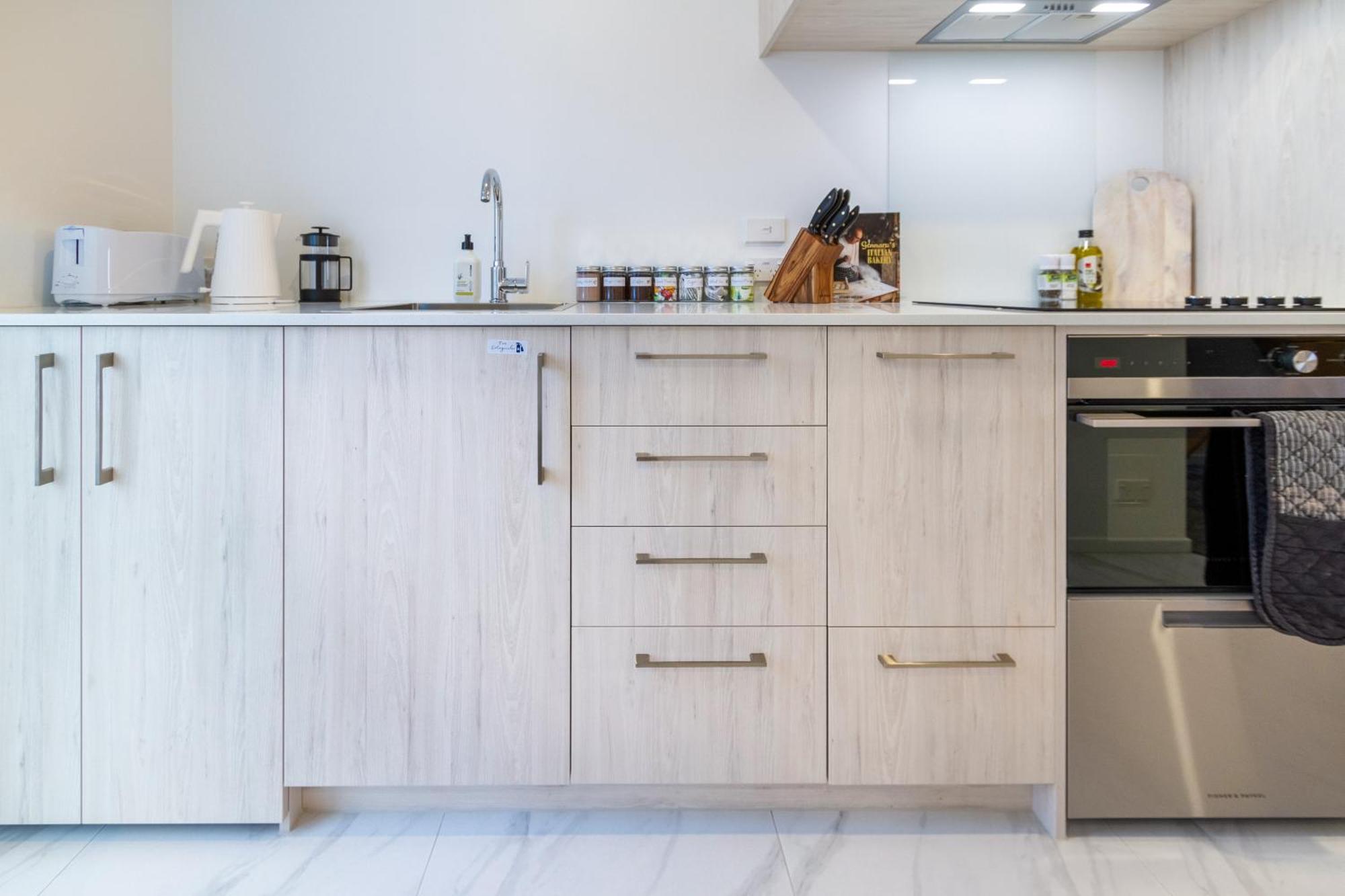 Urban Retreat At 8 Wilmer: Upper Level Gem Christchurch