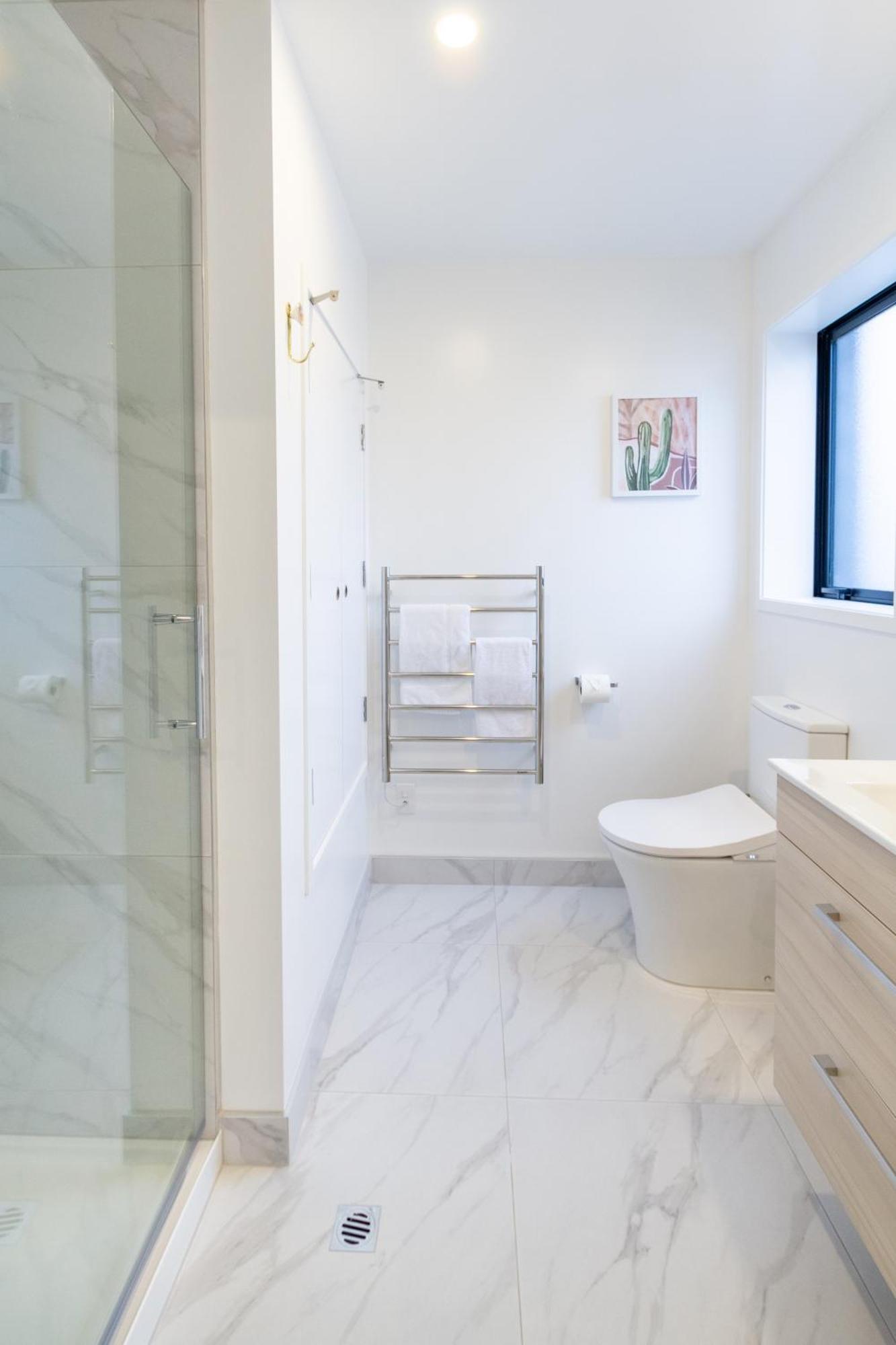 Urban Retreat At 8 Wilmer: Upper Level Gem Christchurch