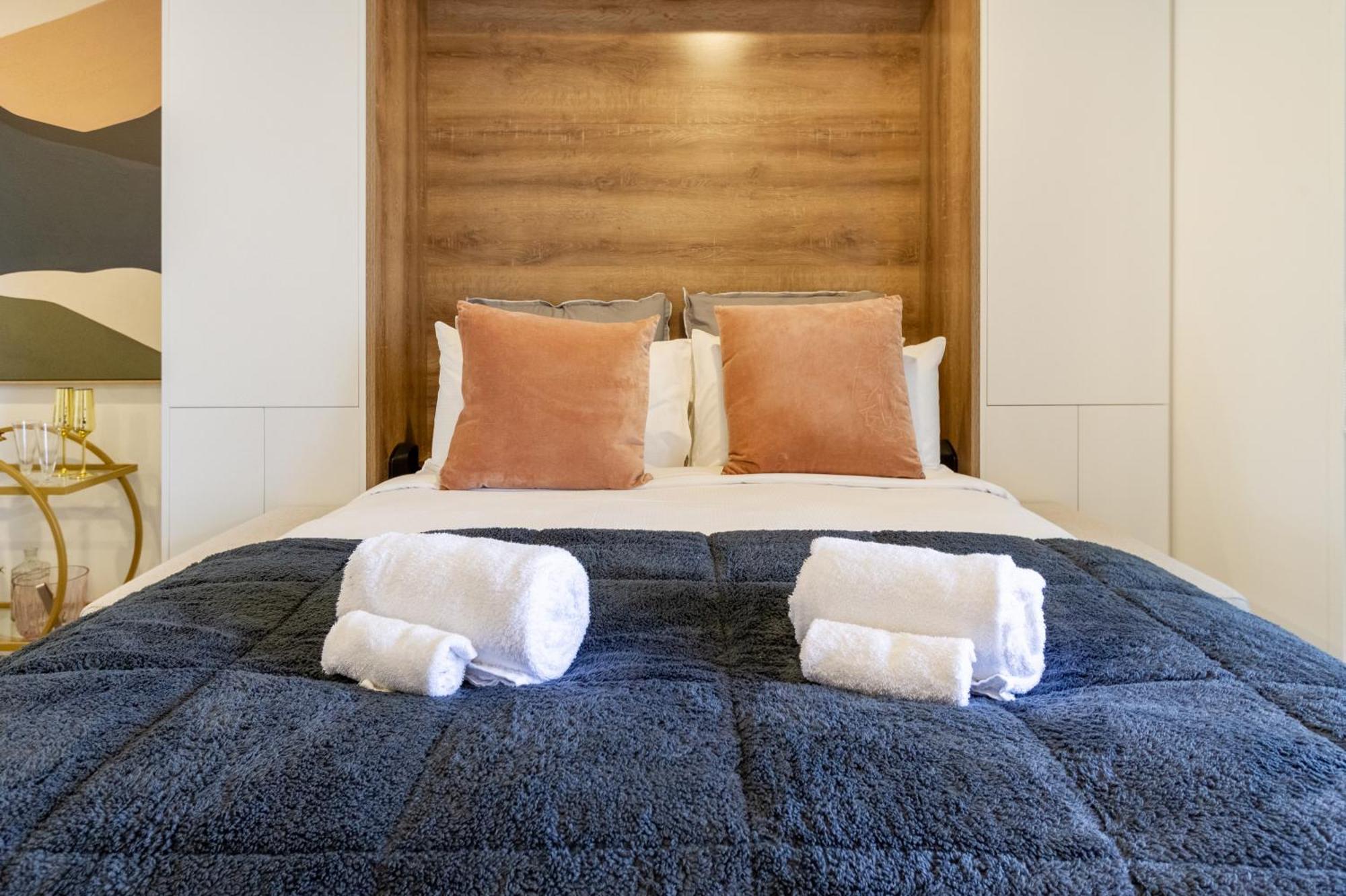 Urban Retreat At 8 Wilmer: Upper Level Gem Christchurch