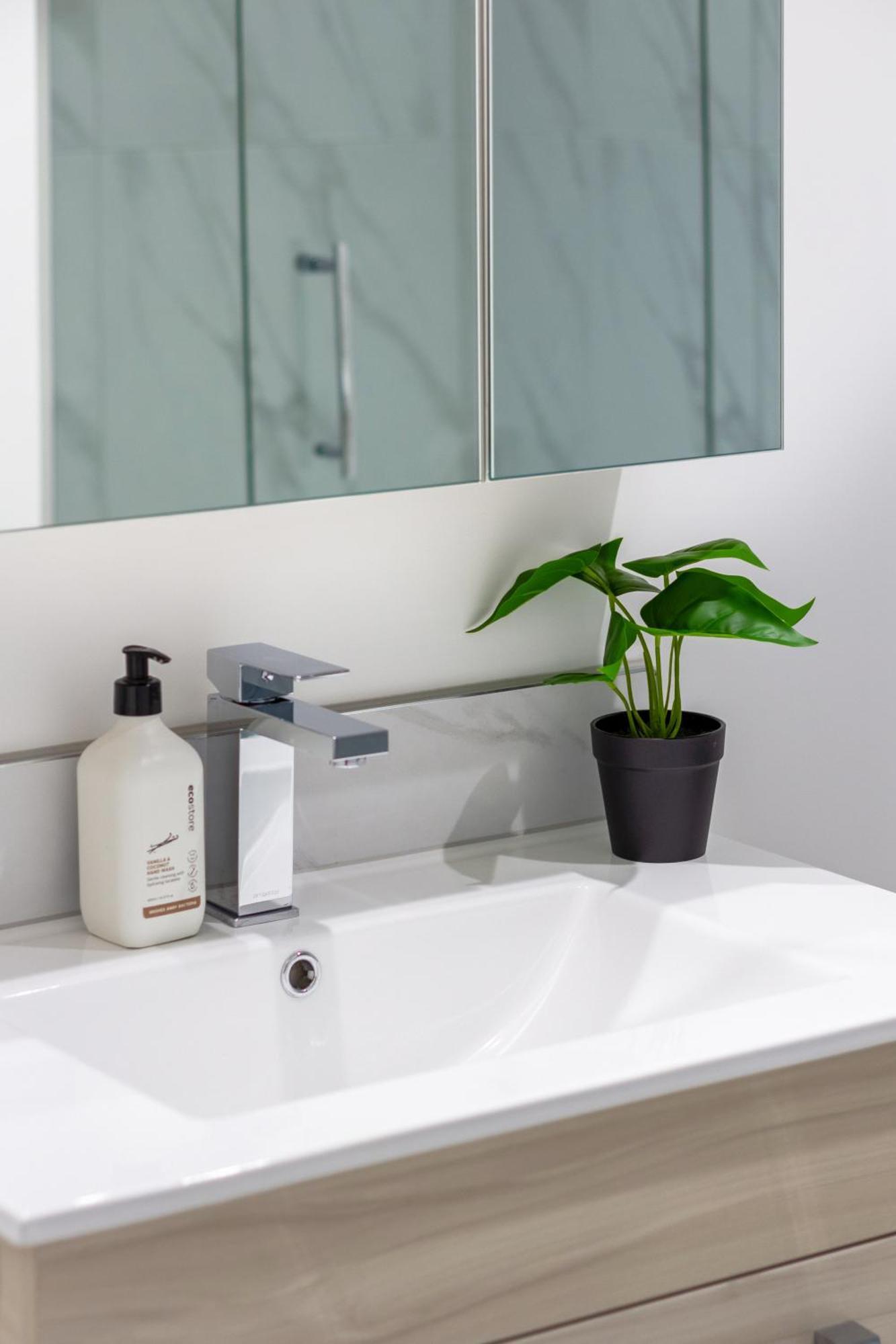 Style Meets Comfort 2 Bed Chch Cbd Apartment Christchurch