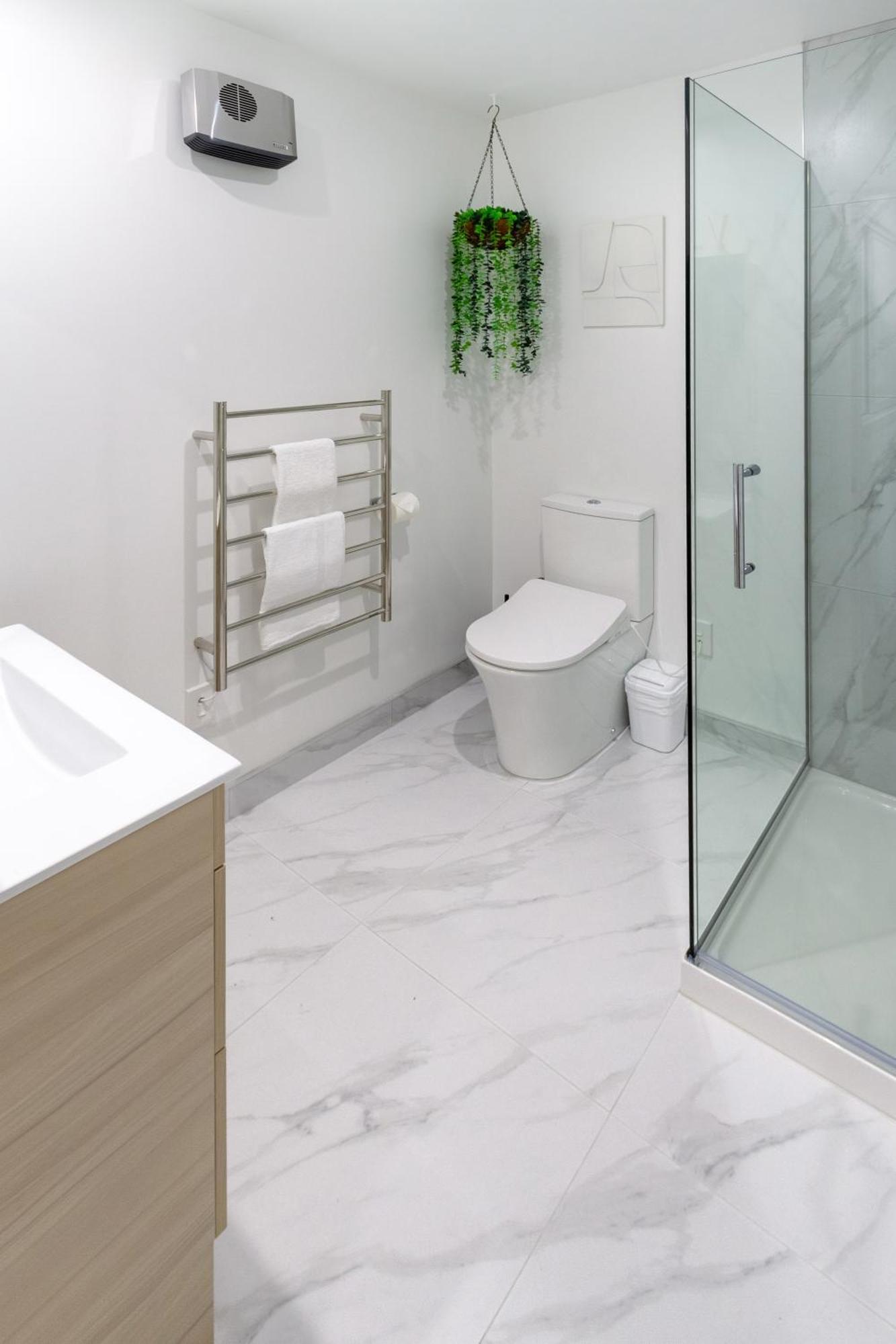 Chic 3-br Cbd Gem In Christchurch: Prime Location Apartment