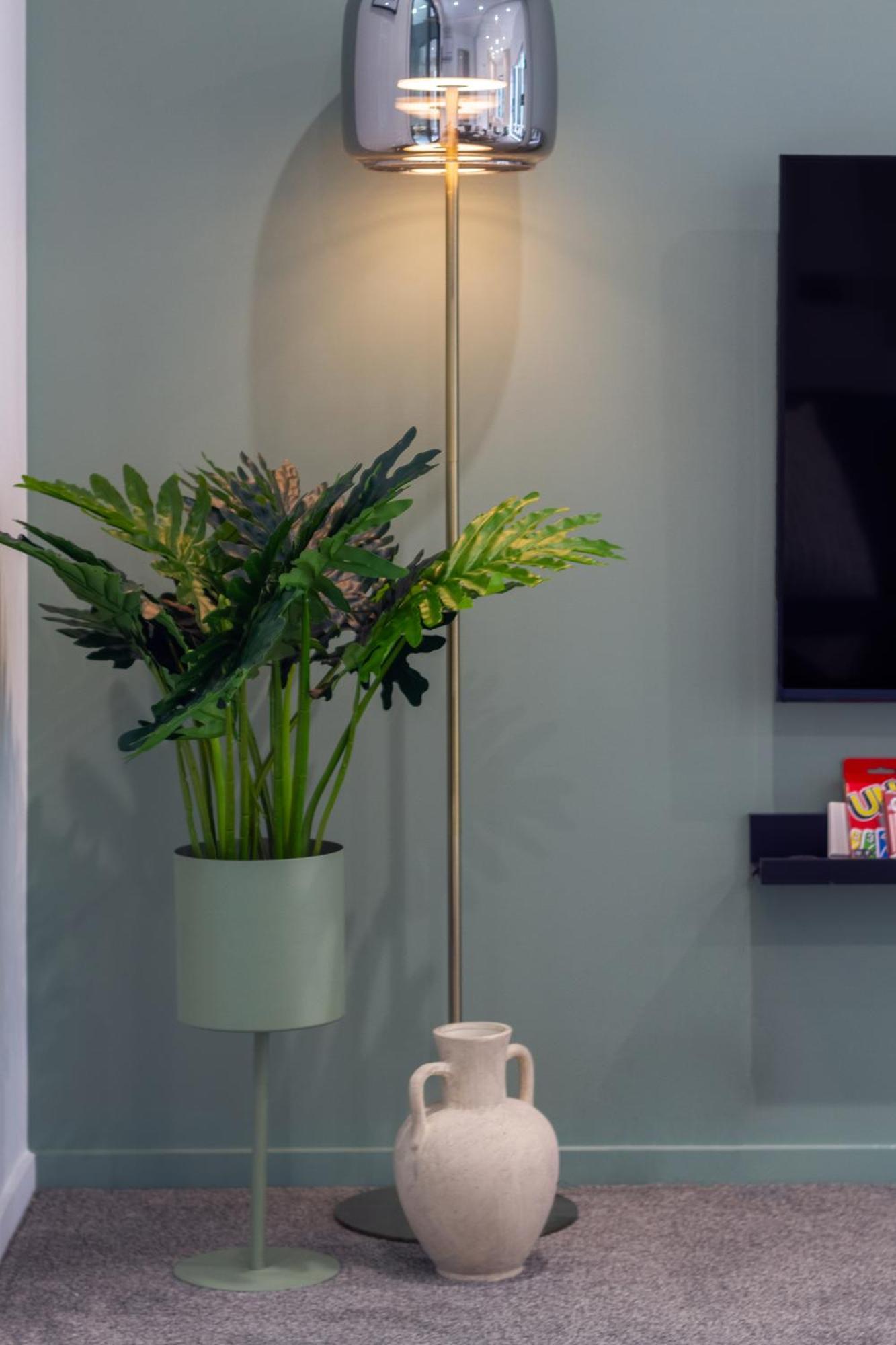 Chic 3-br Cbd Gem In Christchurch: Prime Location Apartment *