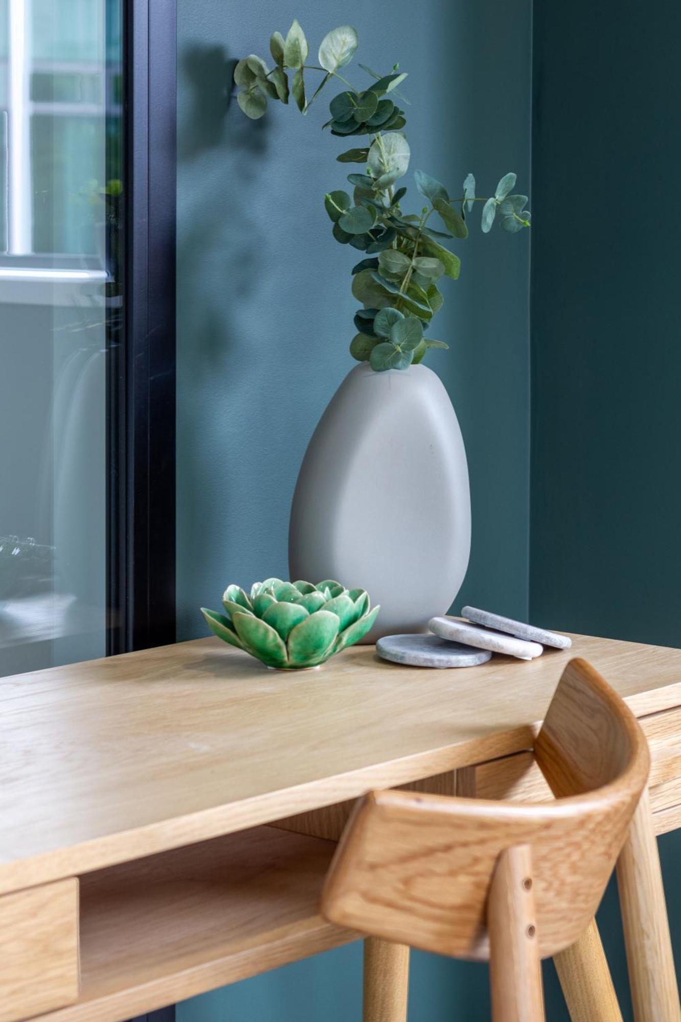 Chic 3-br Cbd Gem In Christchurch: Prime Location Apartment
