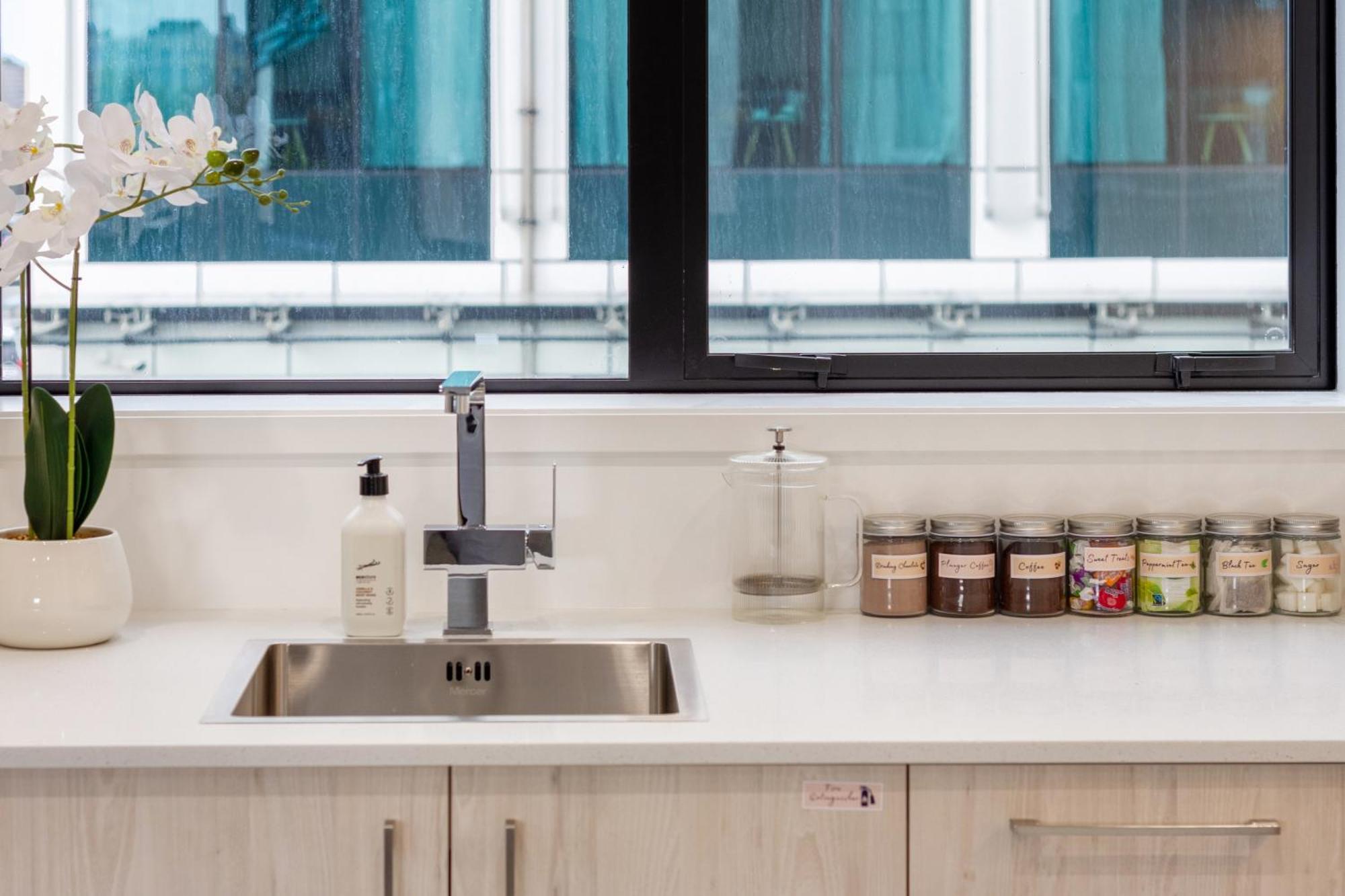 Apartment Chic 3-br Cbd Gem In Christchurch: Prime Location *