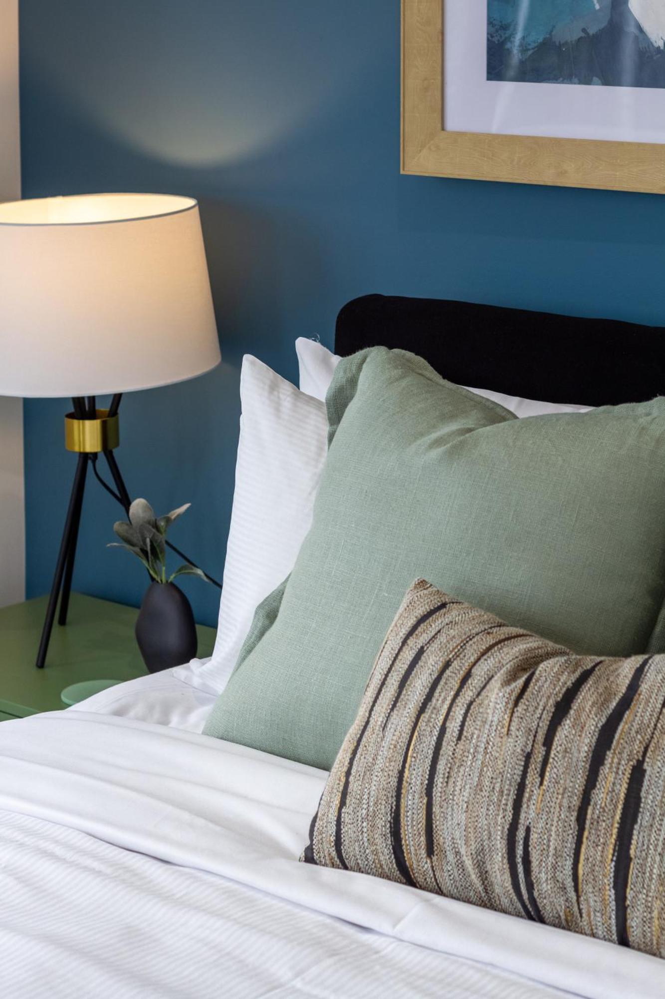 Chic 3-br Cbd Gem In Christchurch: Prime Location Apartment