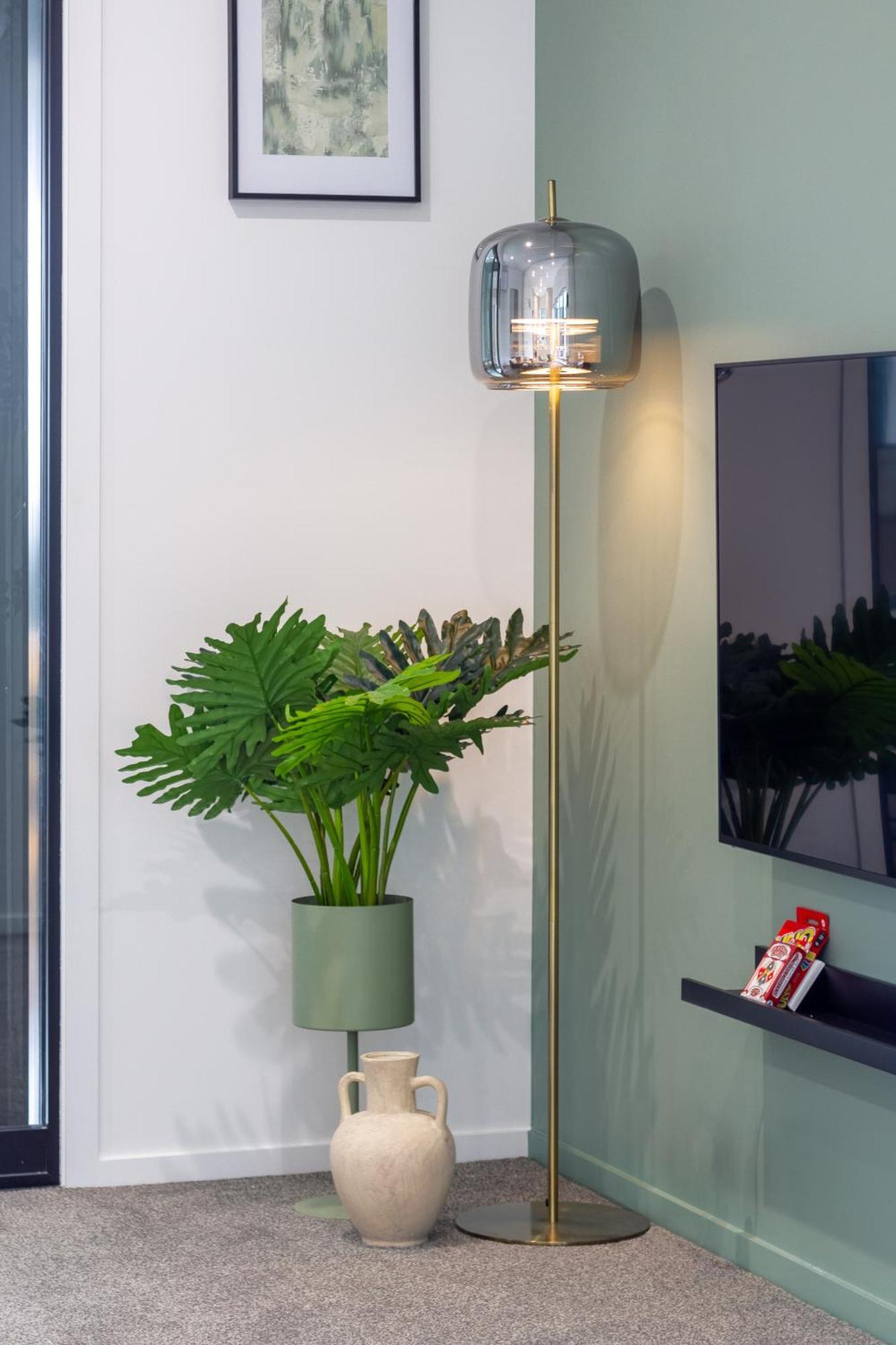Apartment Chic 3-br Cbd Gem In Christchurch: Prime Location