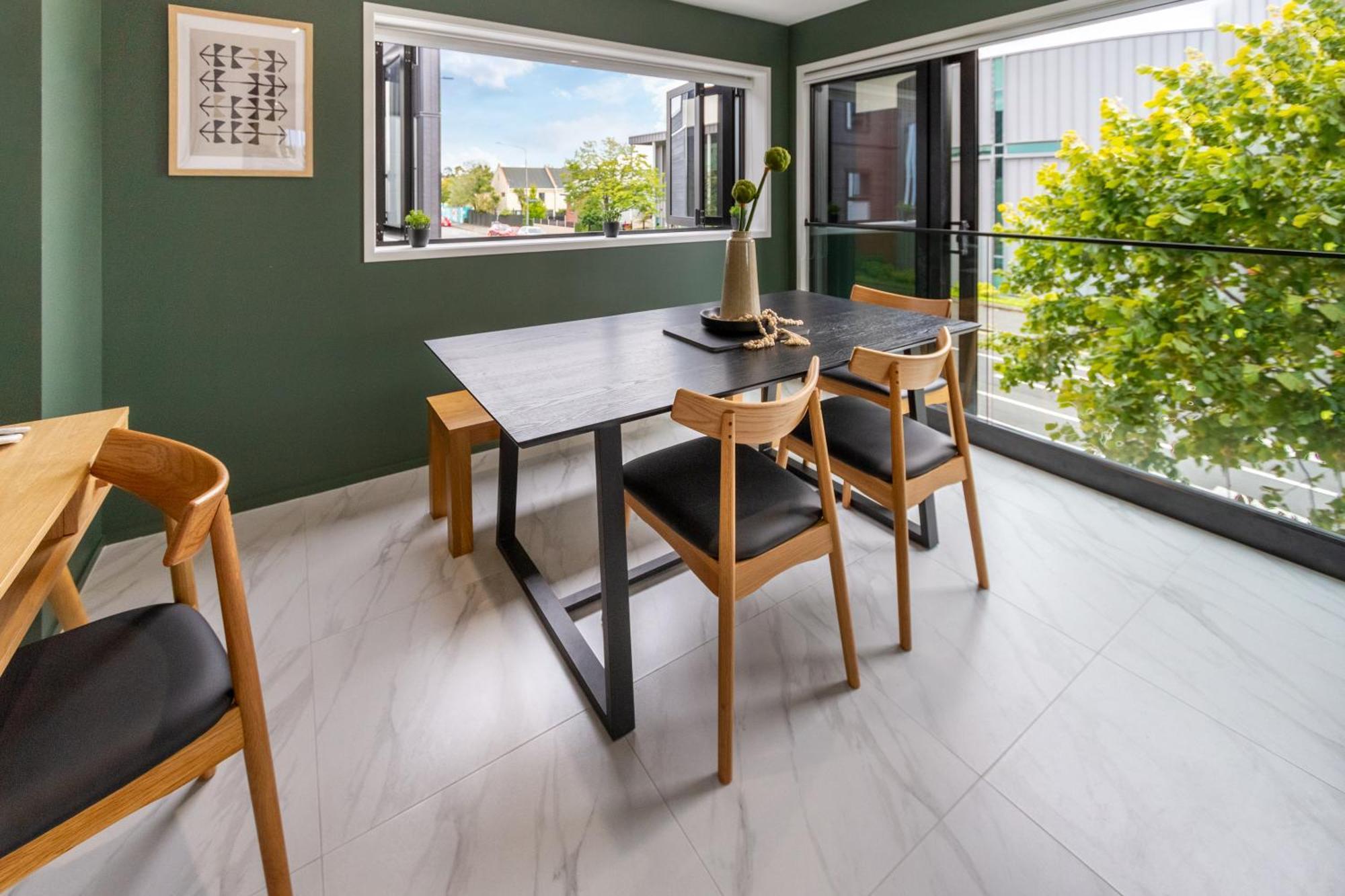 Apartment Chic 3-br Cbd Gem In Christchurch: Prime Location *