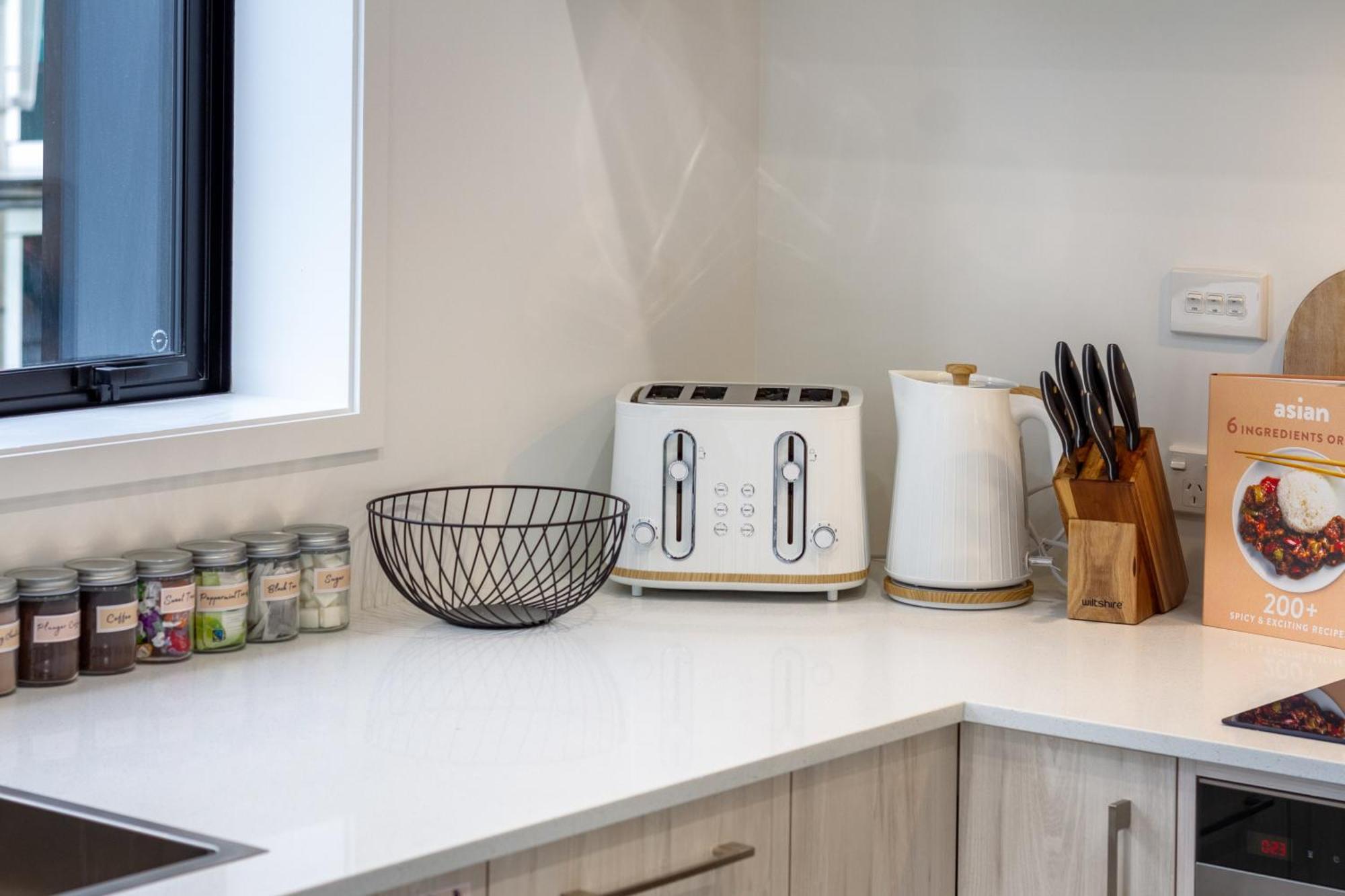 Apartment Chic 3-br Cbd Gem In Christchurch: Prime Location