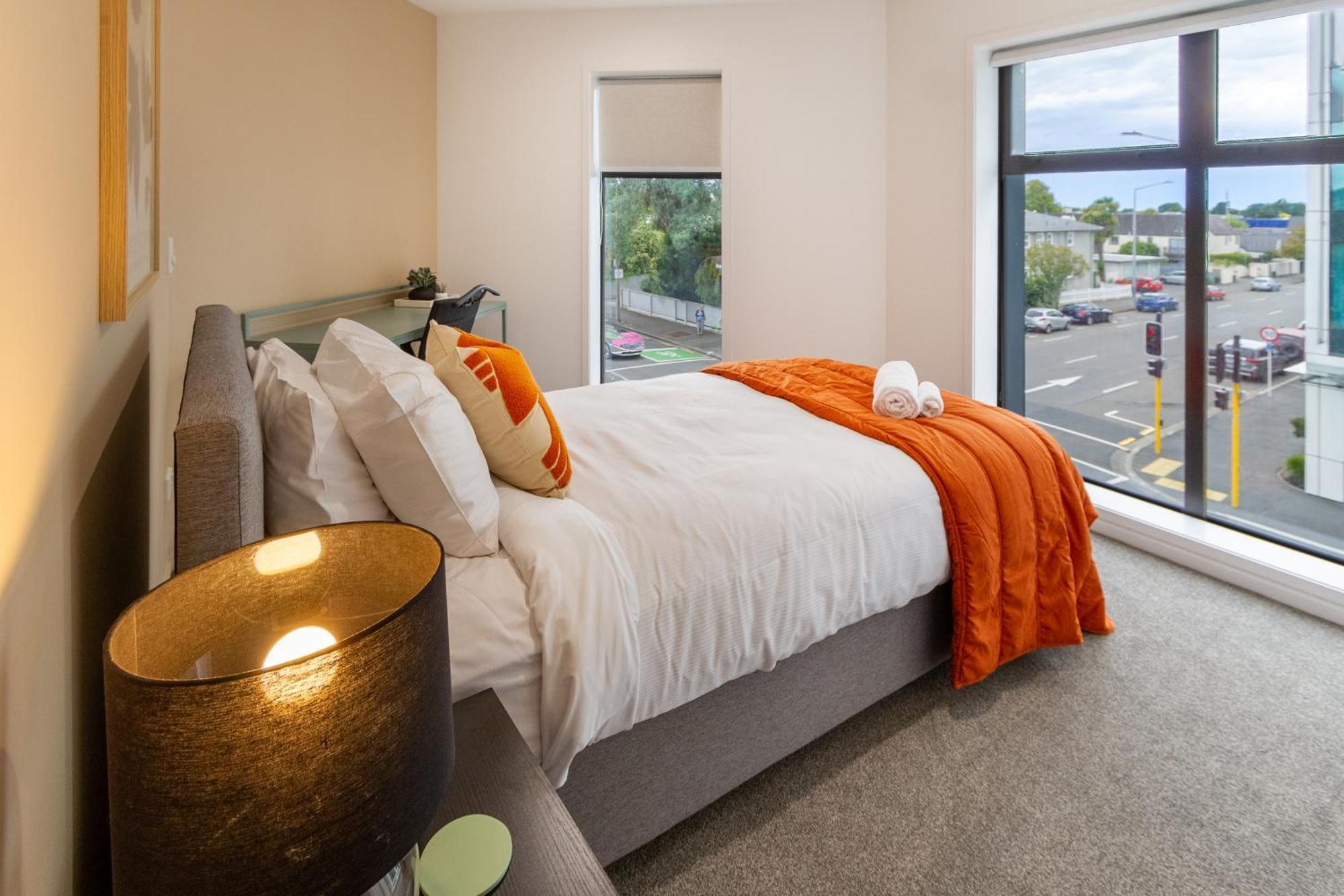Chic 3-br Cbd Gem In Christchurch: Prime Location Apartment *