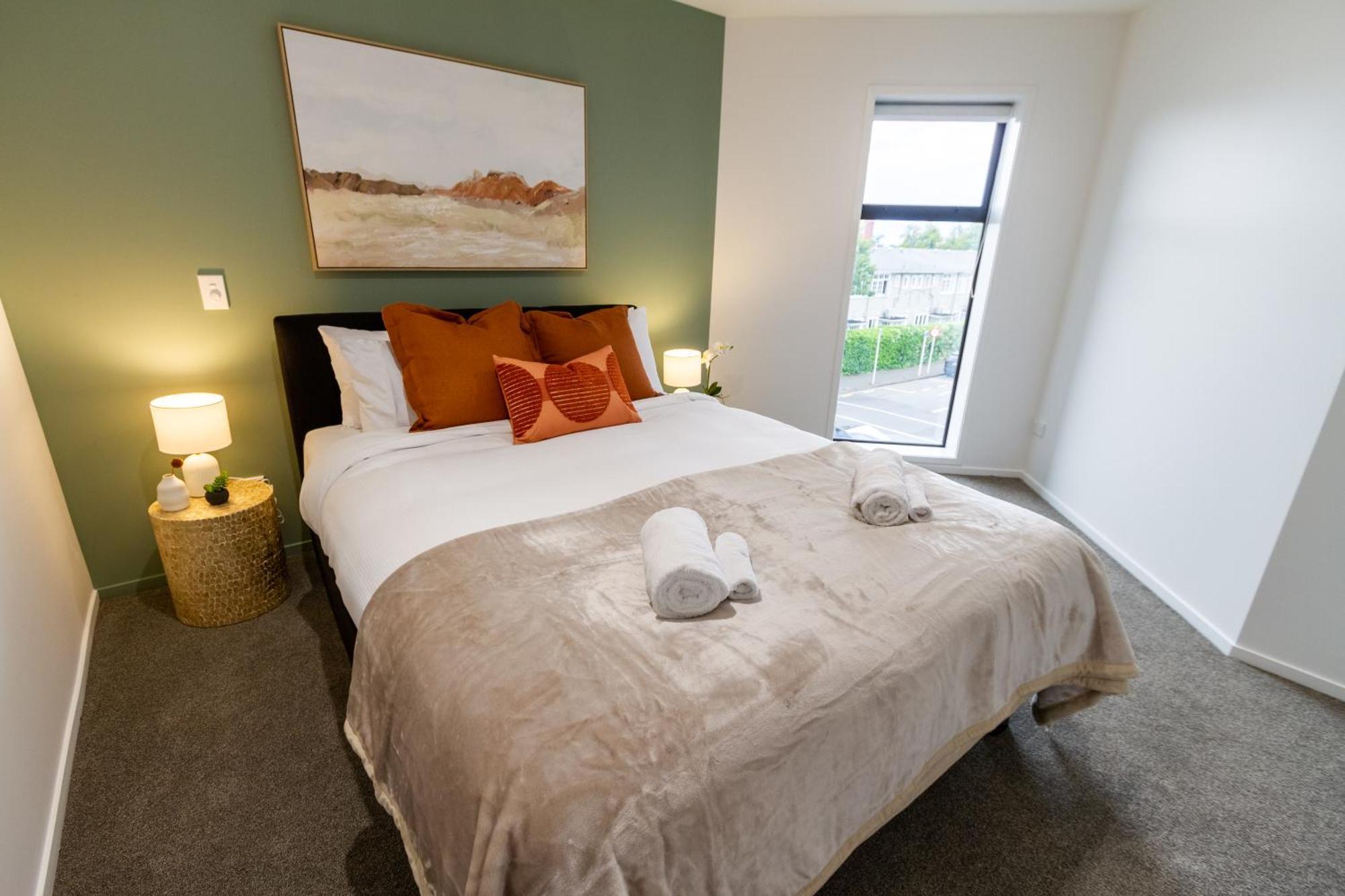 Chic 3-br Cbd Gem In Christchurch: Prime Location