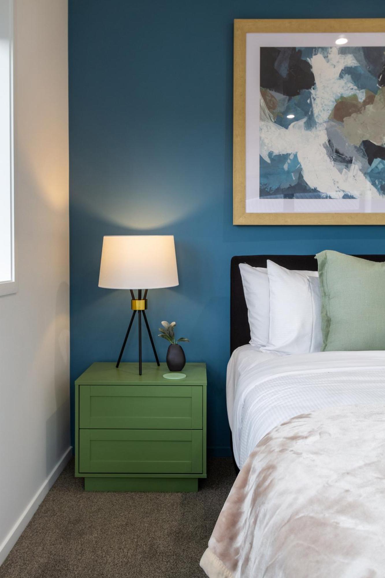 Chic 3-br Cbd Gem In Christchurch: Prime Location Apartment