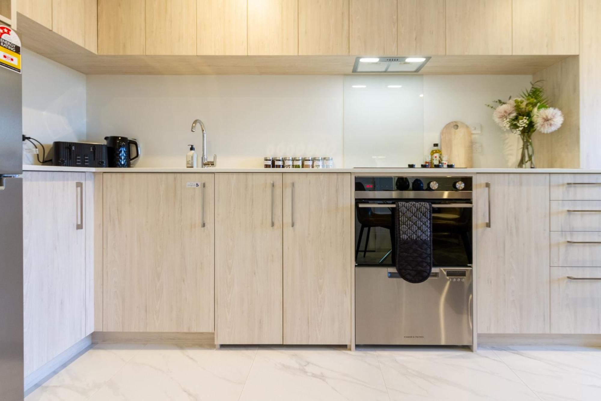 Apartment Downtown Comfort: Modern With Backyard Christchurch