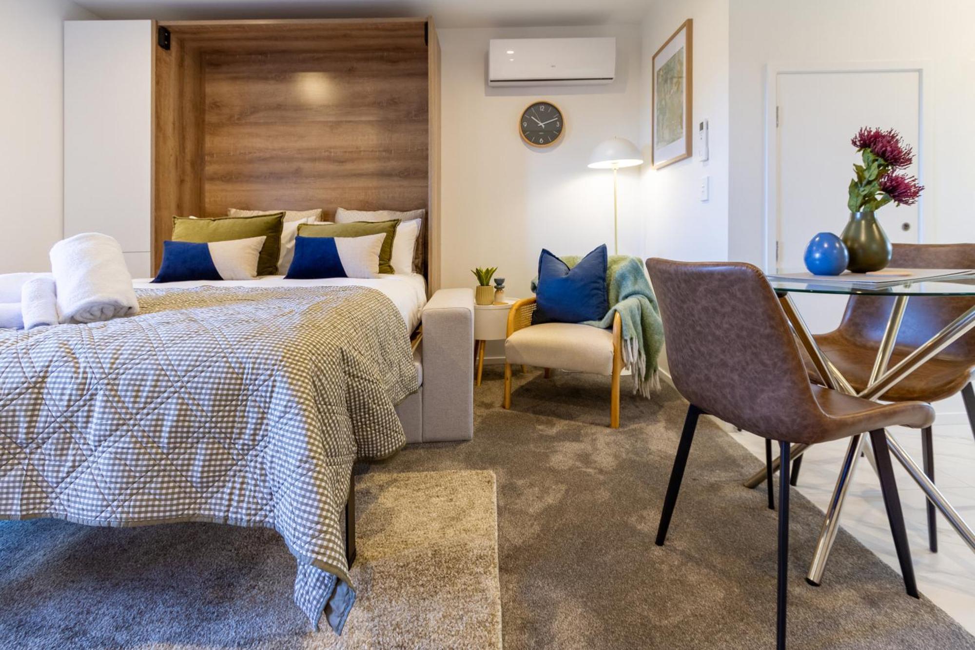 Downtown Comfort: Modern With Backyard Christchurch