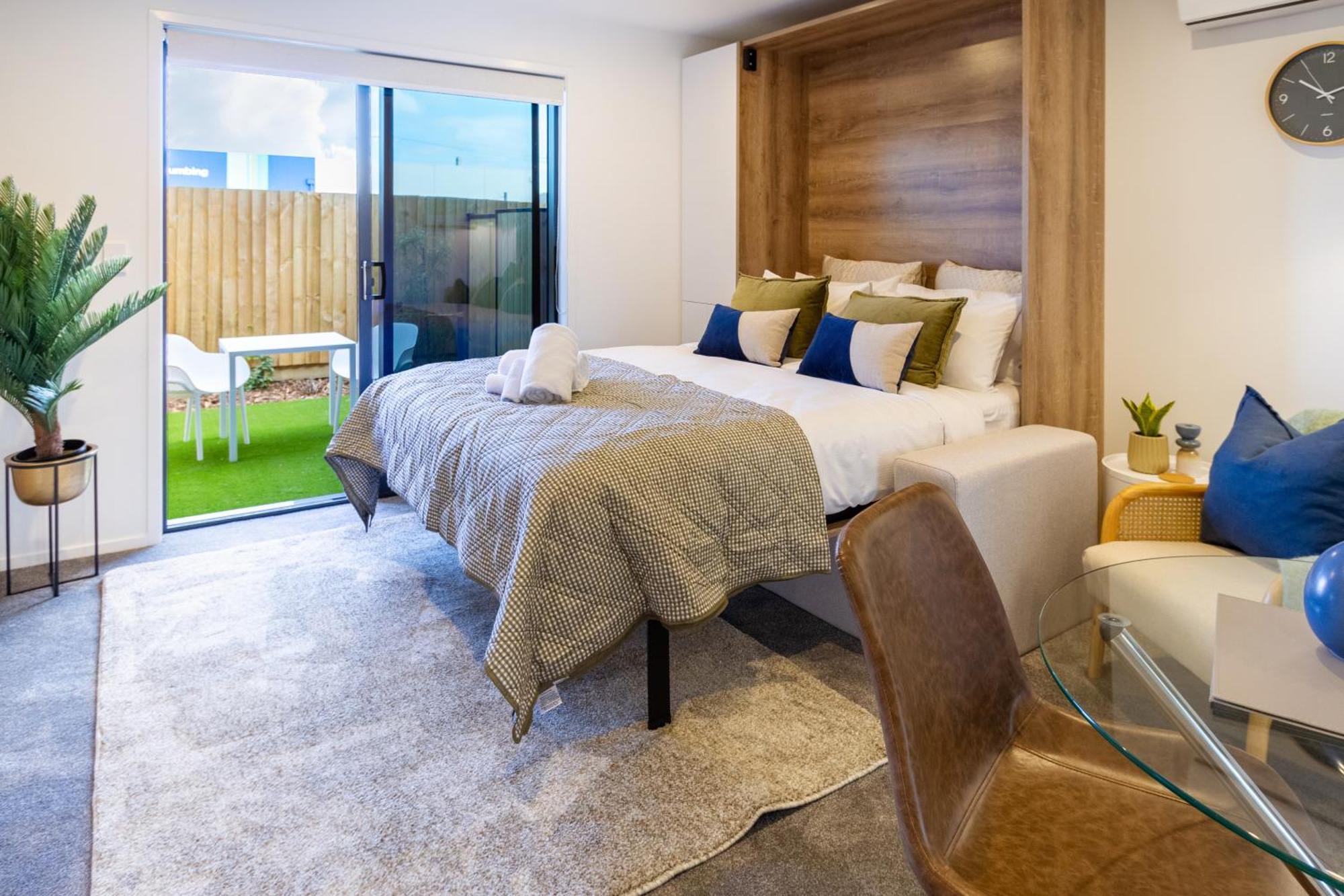 Downtown Comfort: Modern With Backyard Apartment Christchurch