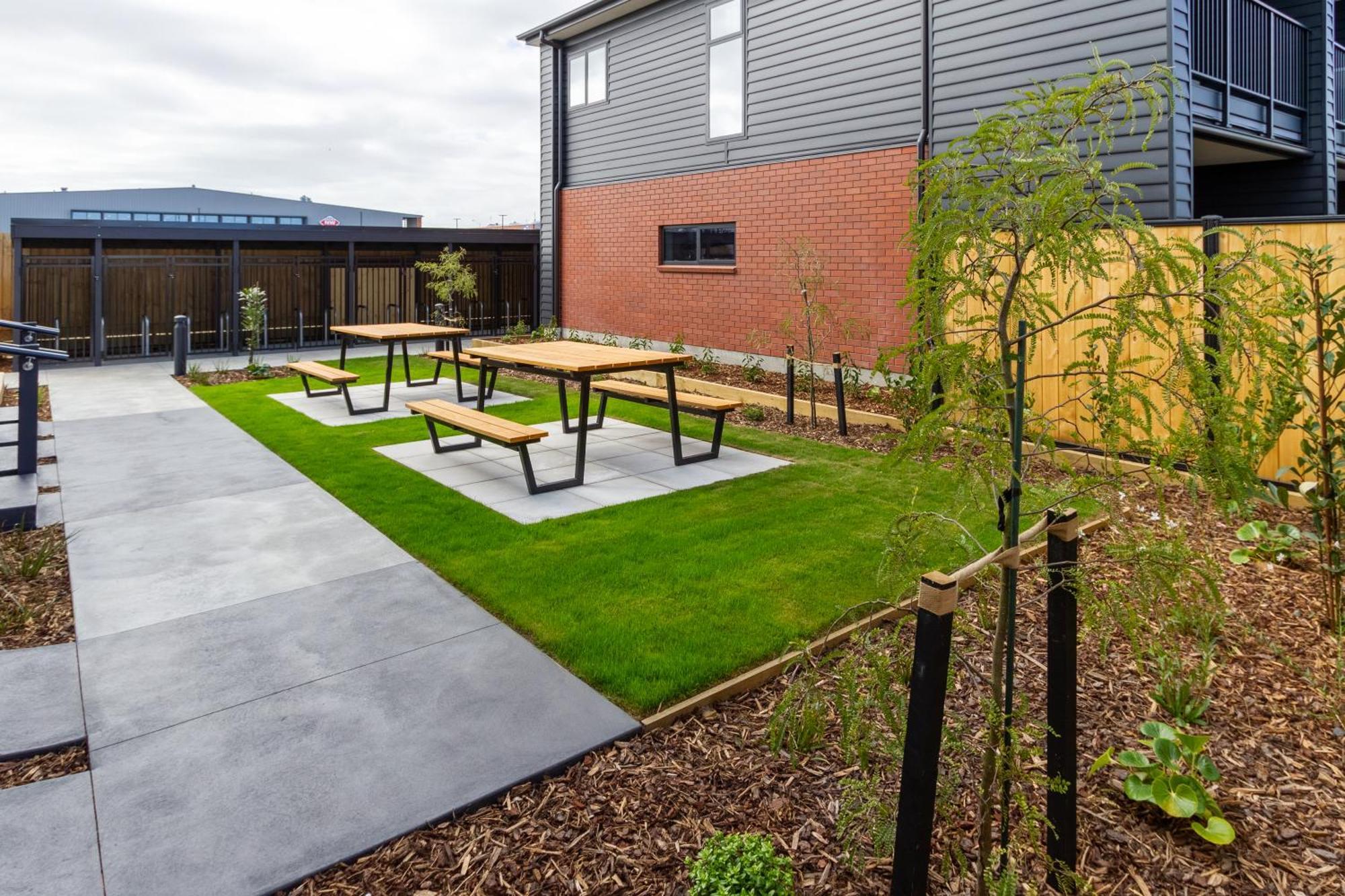 Downtown Comfort: Modern With Backyard * Christchurch