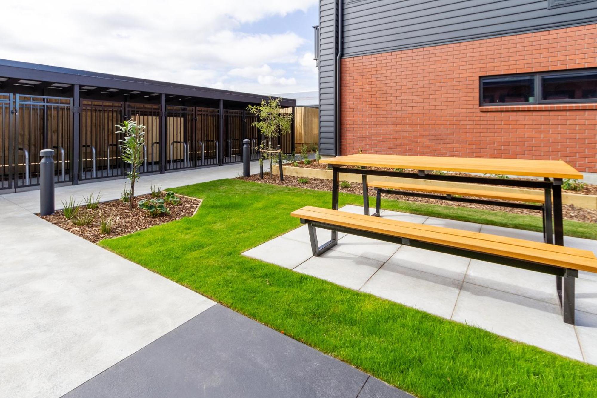 Downtown Comfort: Modern With Backyard *
