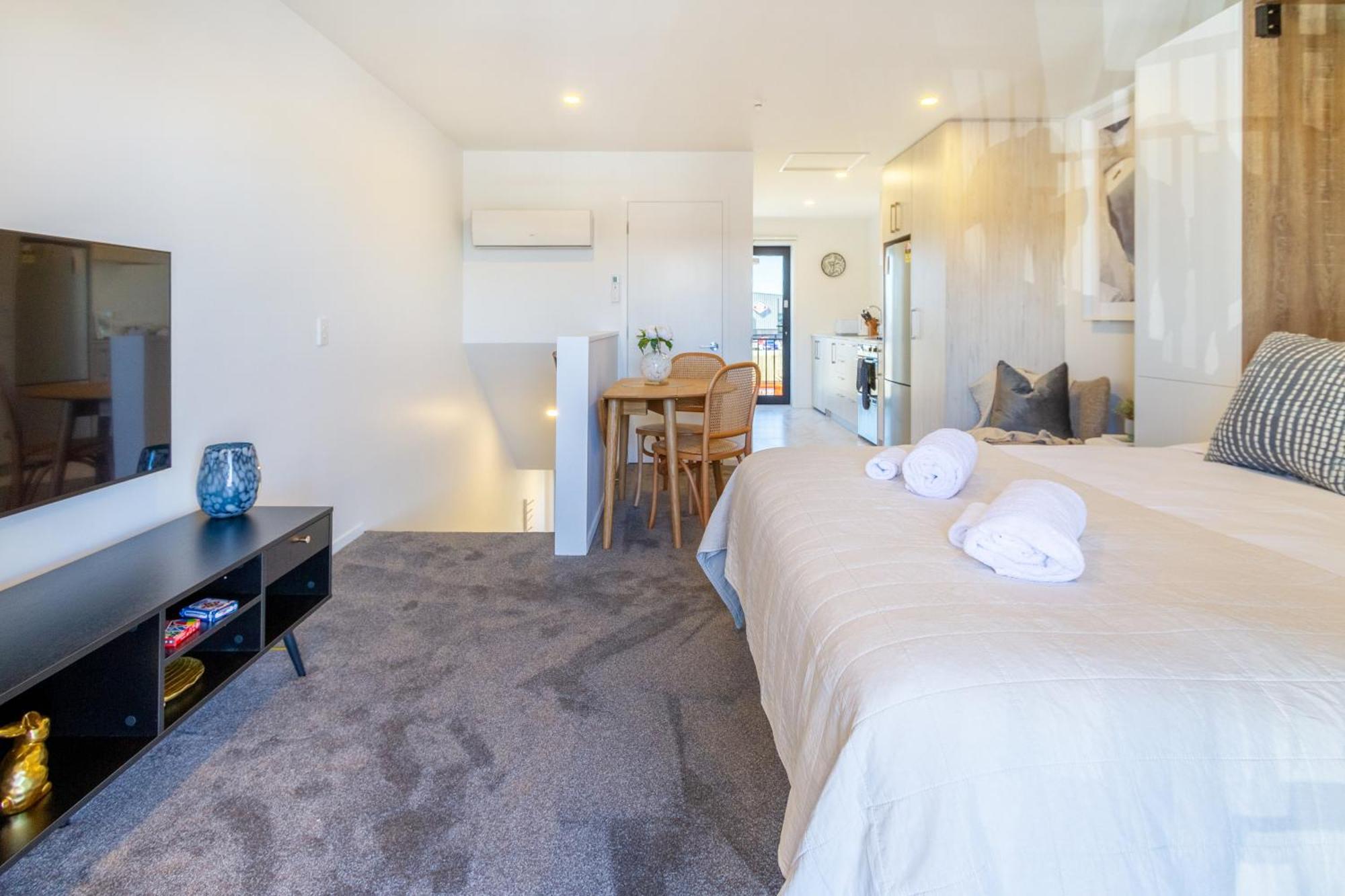 Explore From 8 Wilmer: Upper Level Cozy Apartment Christchurch