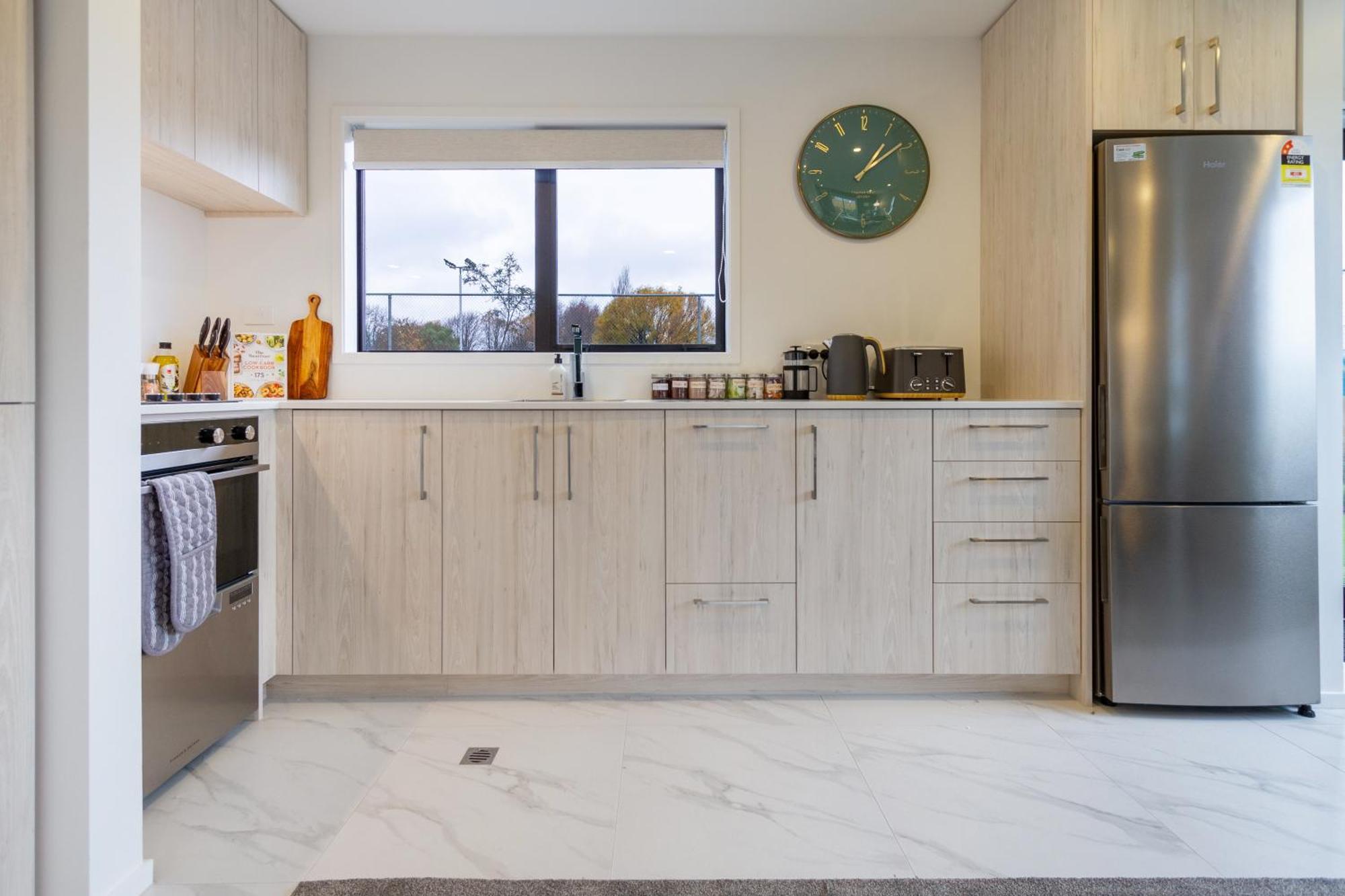 Serene Living 2 Bed With Carpark * Christchurch