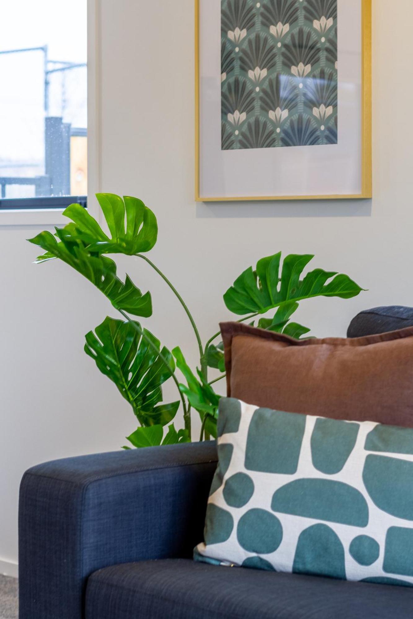 Serene Living 2 Bed With Carpark * Christchurch