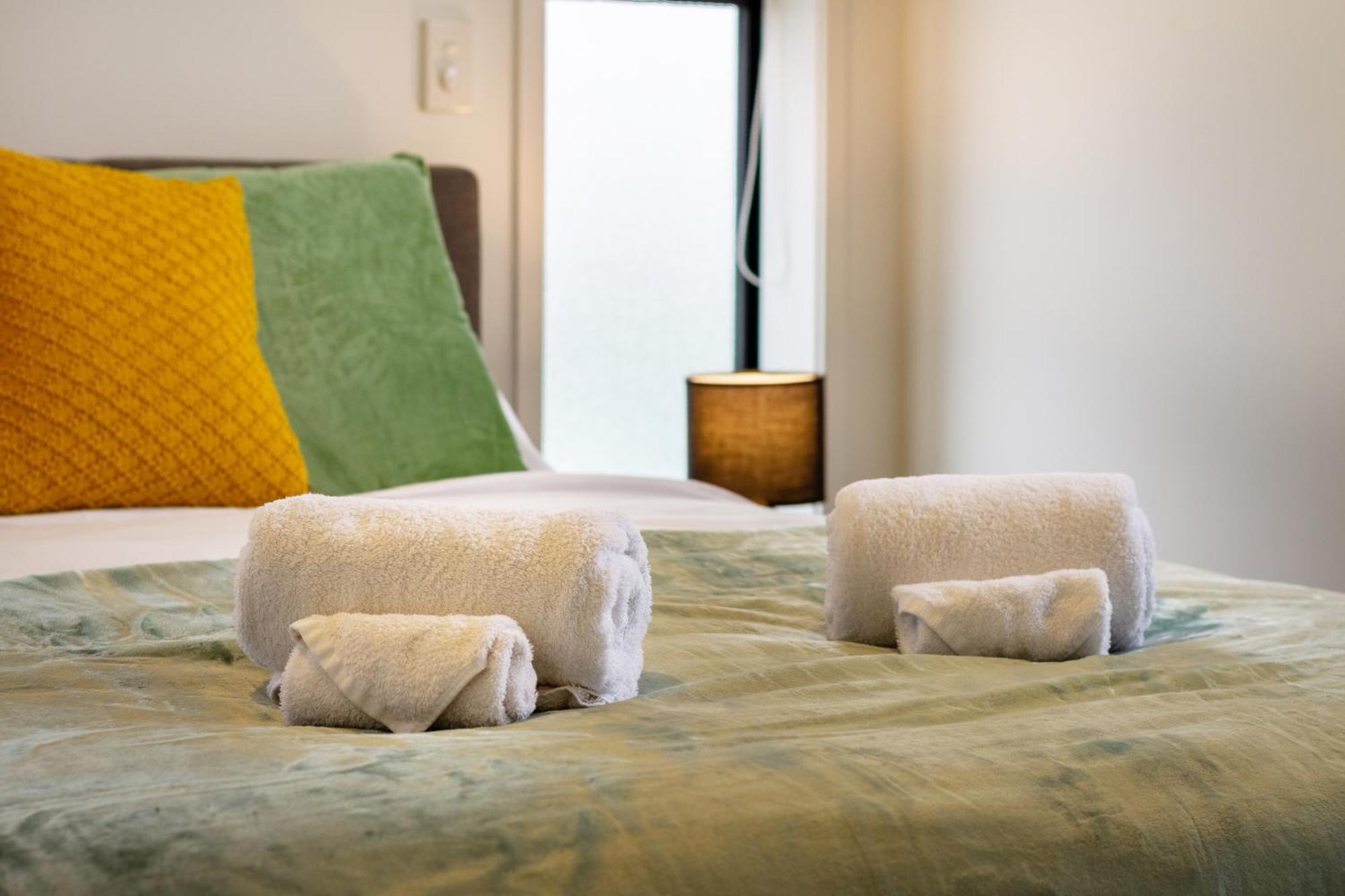 Serene Living 2 Bed With Carpark * Christchurch