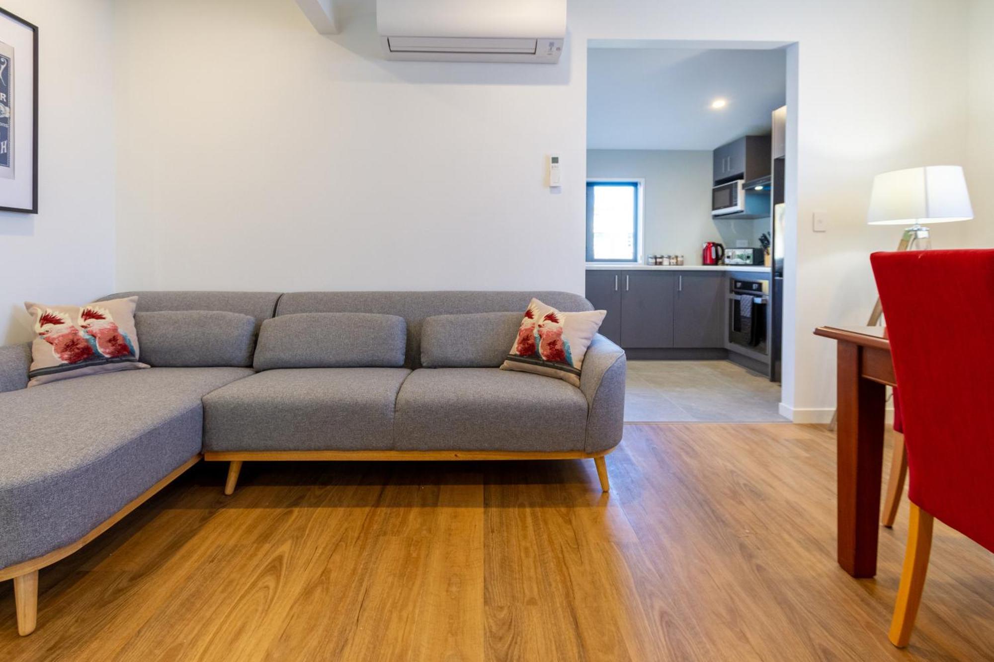 Charming 3 Bedroom Near Apartment *