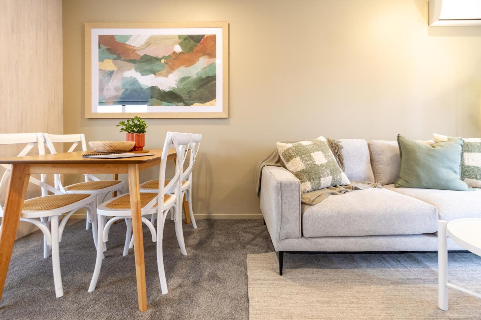 Ideal Location In - 2 Bed Views Apartment *