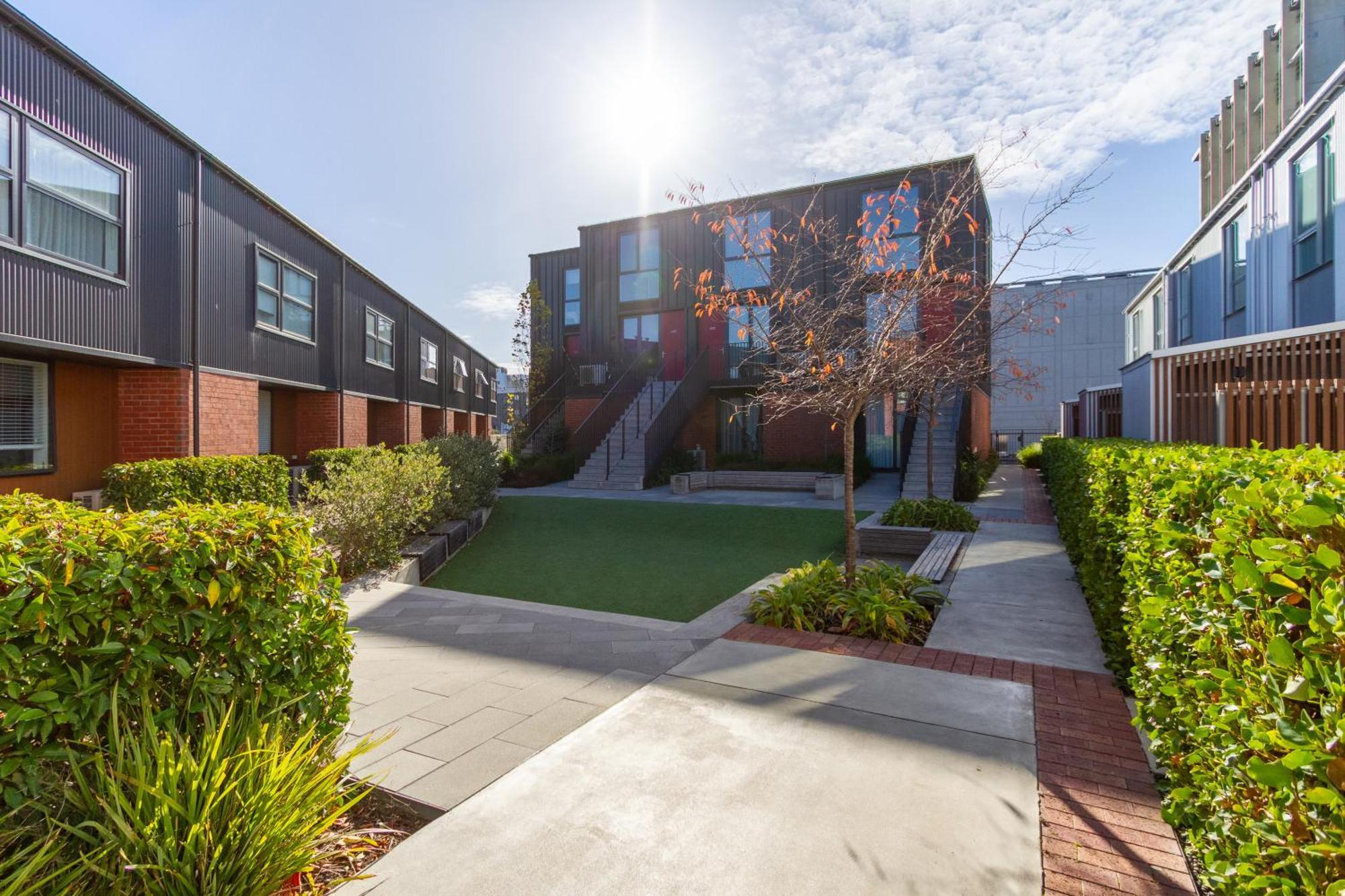 2br Townhouse With Free Carpark Apartment