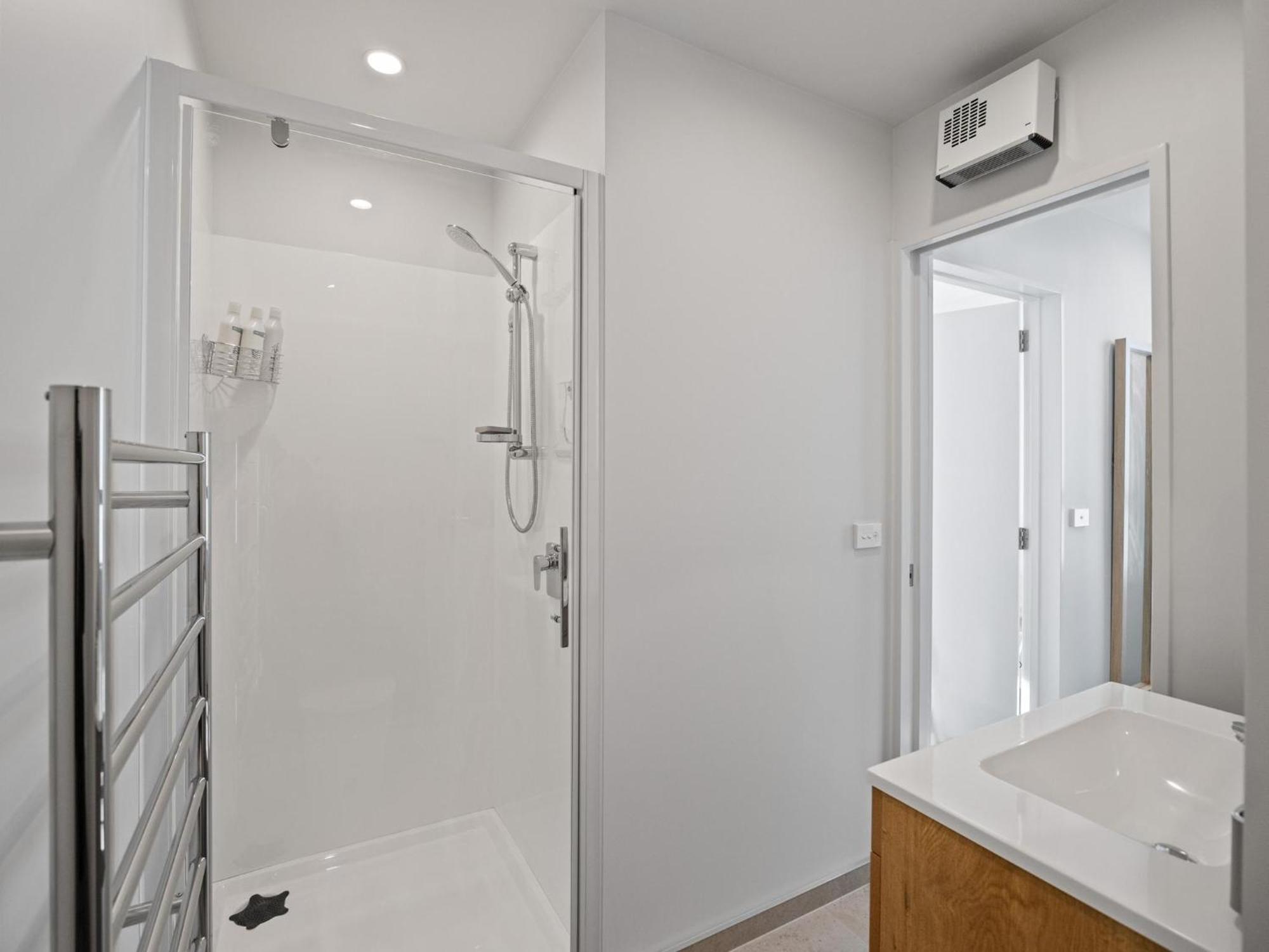 Cbd 2 Bed 2 Bath With Free Parking Apartment