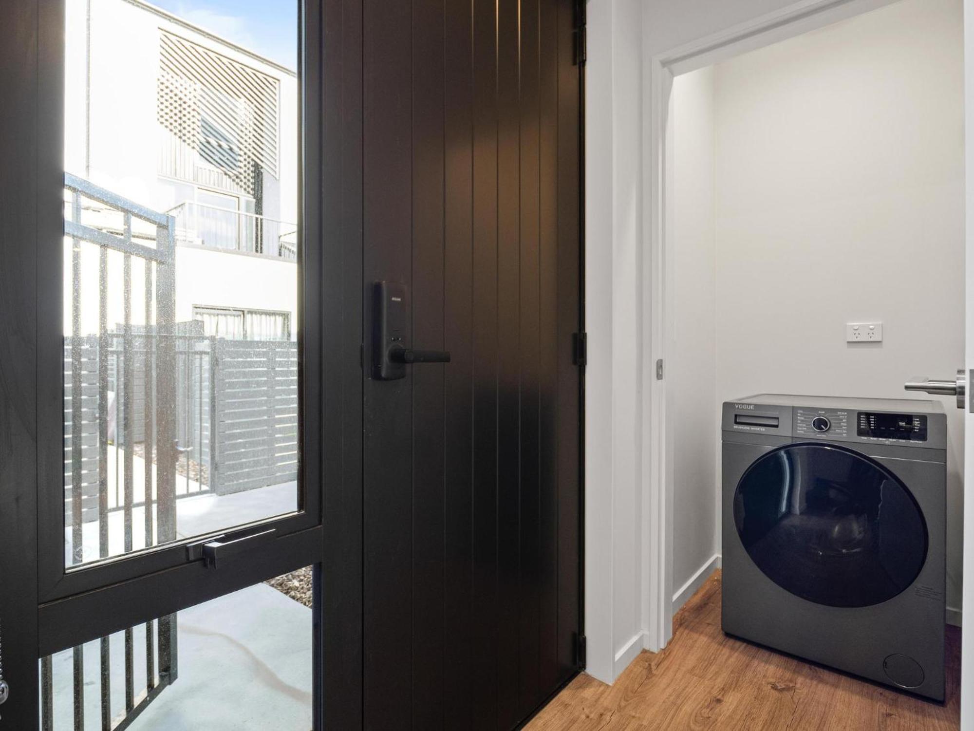 Cbd 2 Bed 2 Bath With Free Parking Apartment *