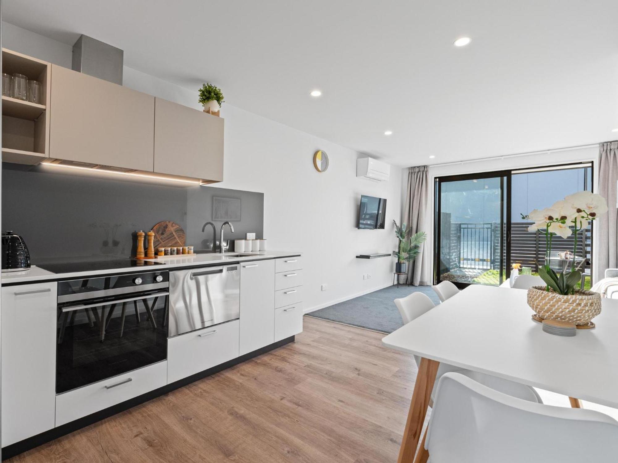 Cbd 2 Bed 2 Bath With Free Parking Apartment