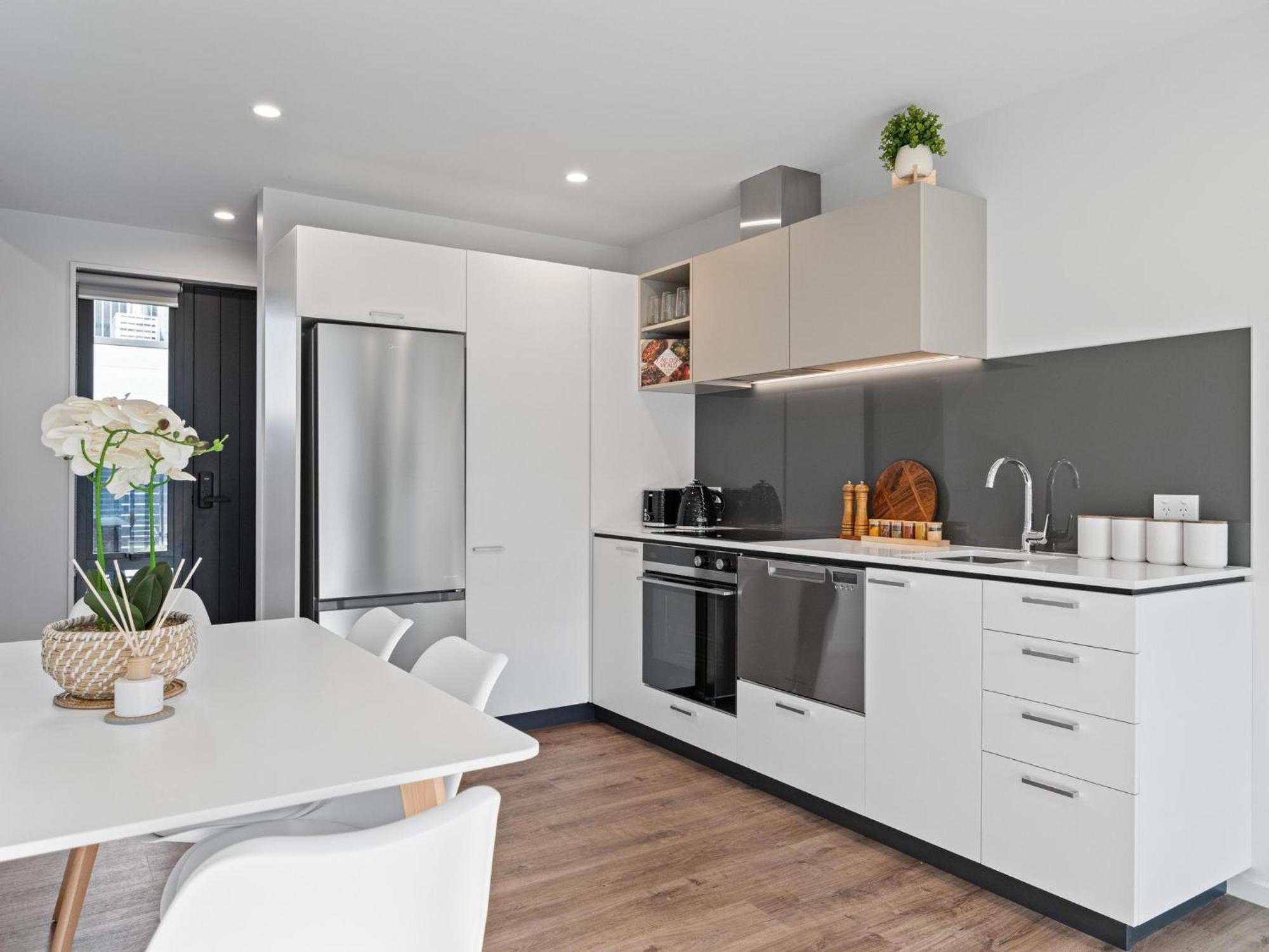 Cbd 2 Bed 2 Bath With Free Parking Apartment *